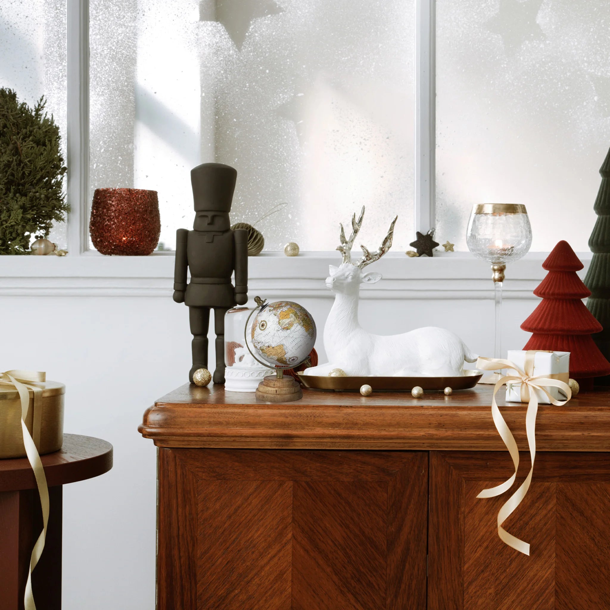 Bursera - Mappamondo decorativo in legno bianco e beige