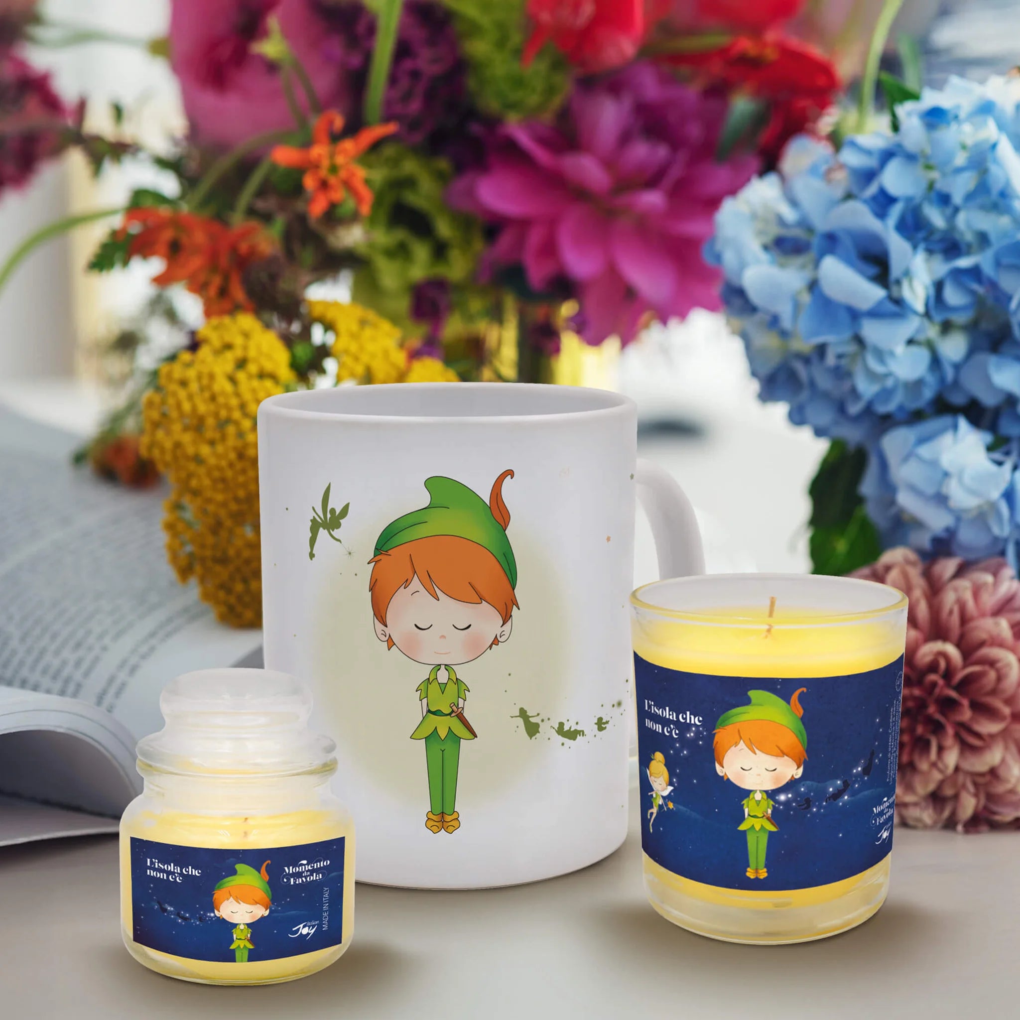 Set tazza tema "L'isola che non c'è" e 2 candele profumate fragranza cupcake