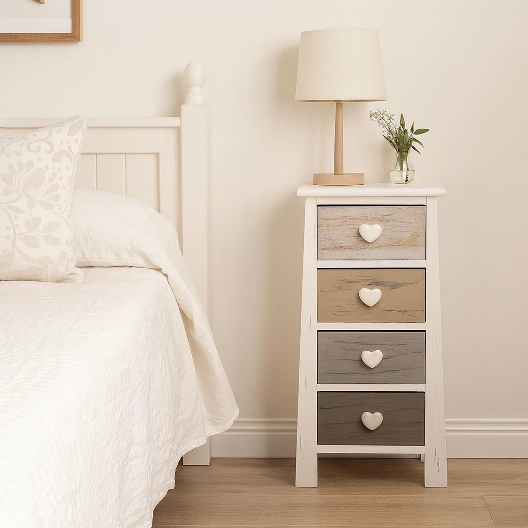 Eugenia - Comodino shabby chic con pomelli a cuore e 3 cassetti