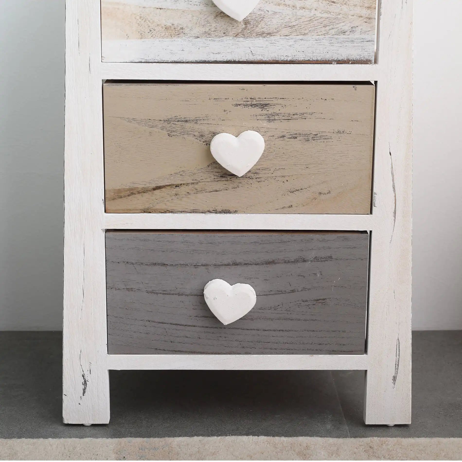Eugenia - Comodino shabby chic con pomelli a cuore e 3 cassetti