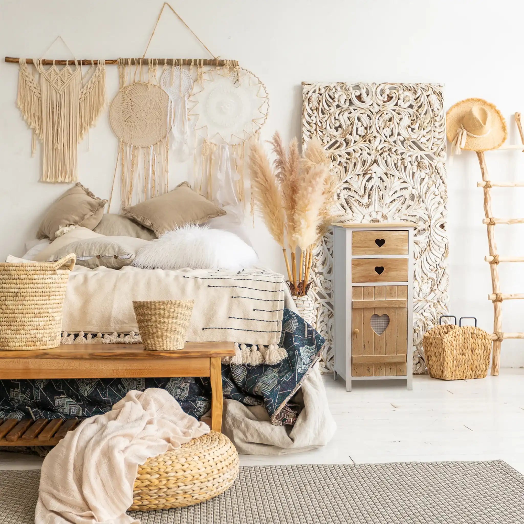 Dafne - Mobile shabby beige a un'anta e 2 cassetti con cuori