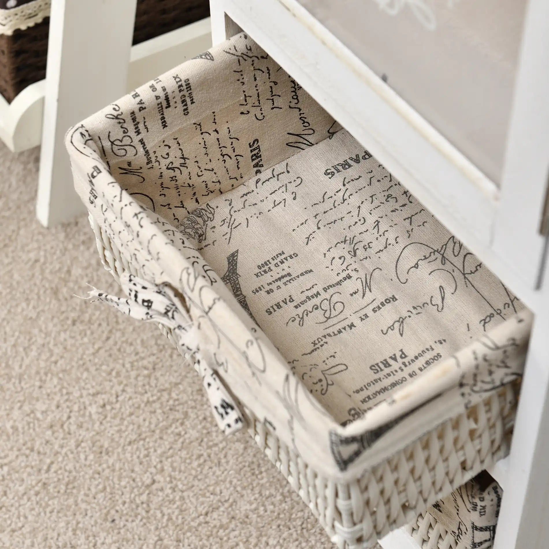 Lavanda - Vetrinetta shabby decorata con scritte con 1 anta e 2 cestini