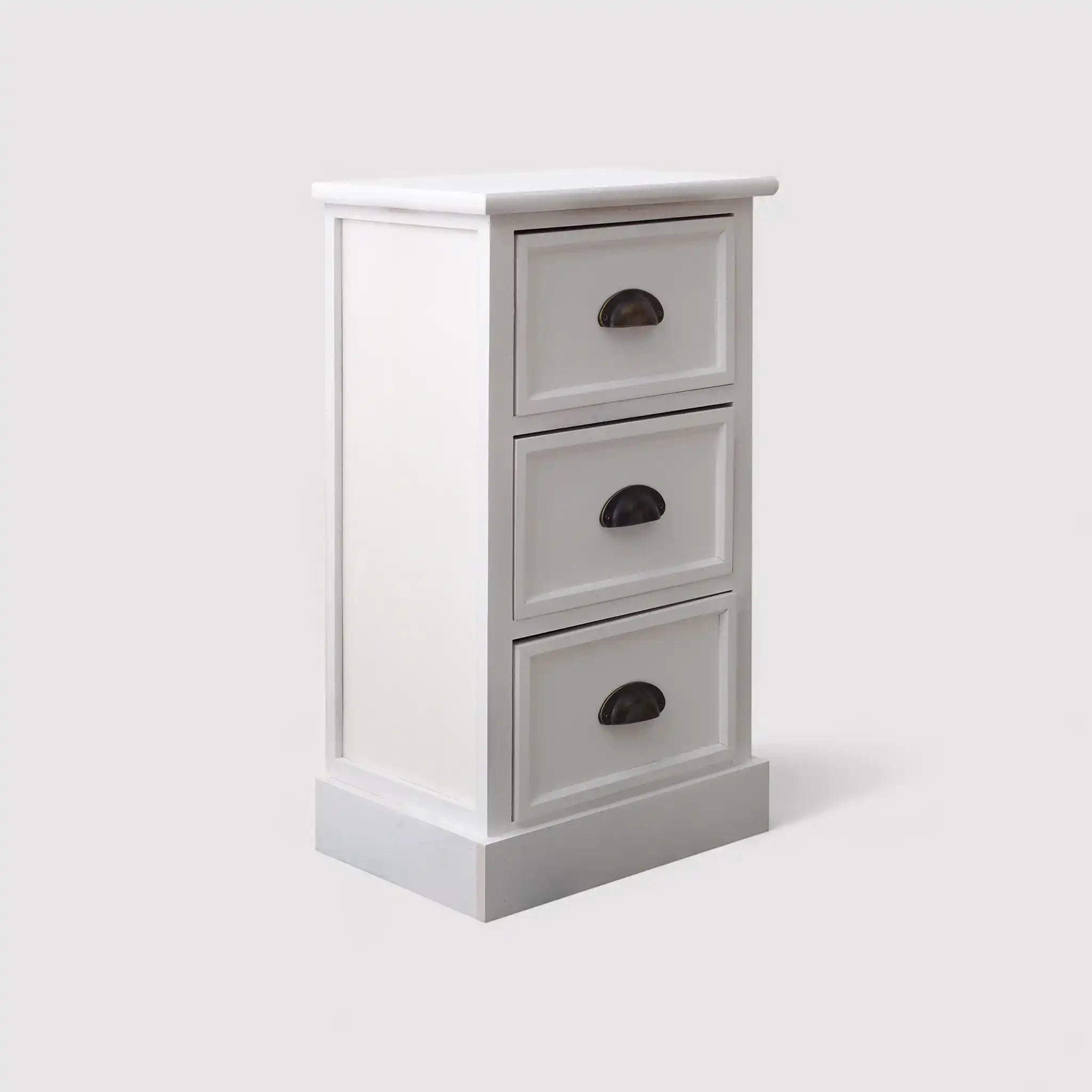 Table de chevet blanche classique avec 3 tiroirs et boutons vintage