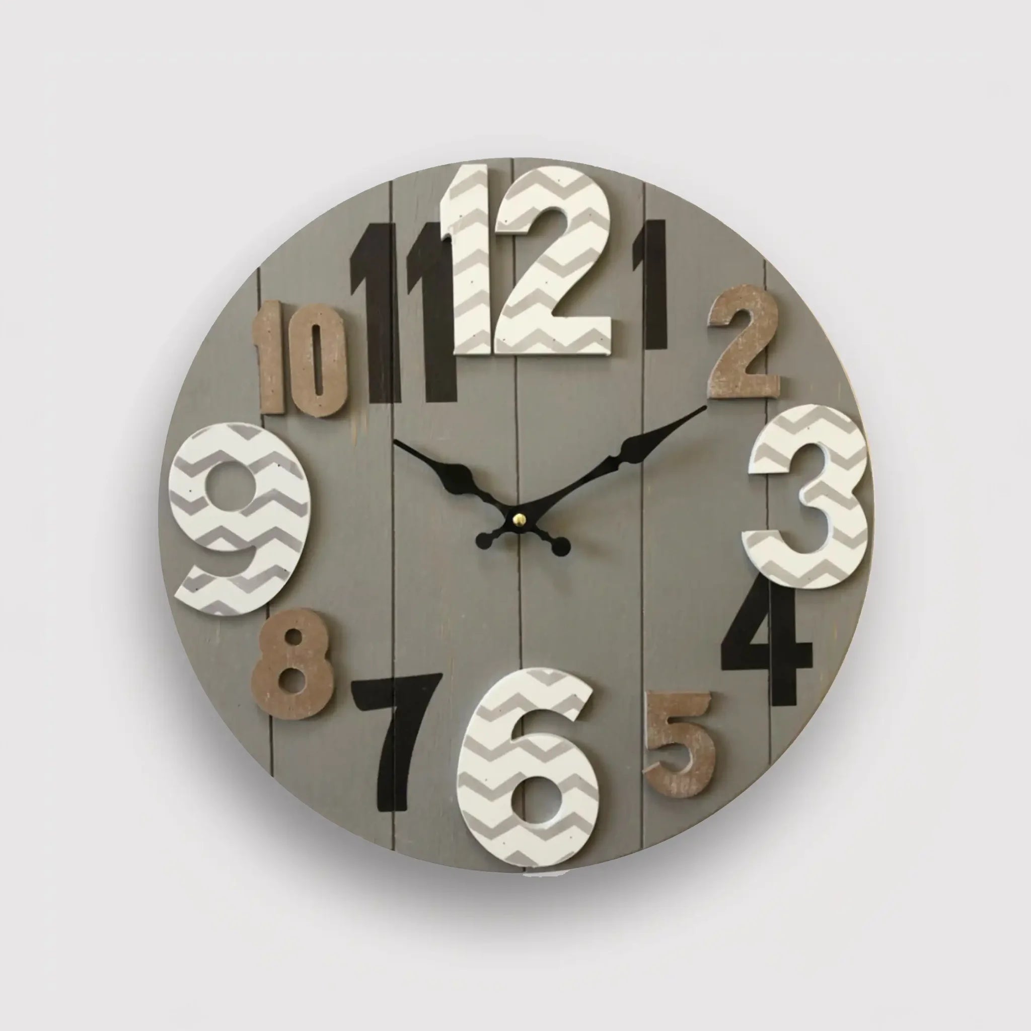 Reloj de pared con grandes números y diseño moderno