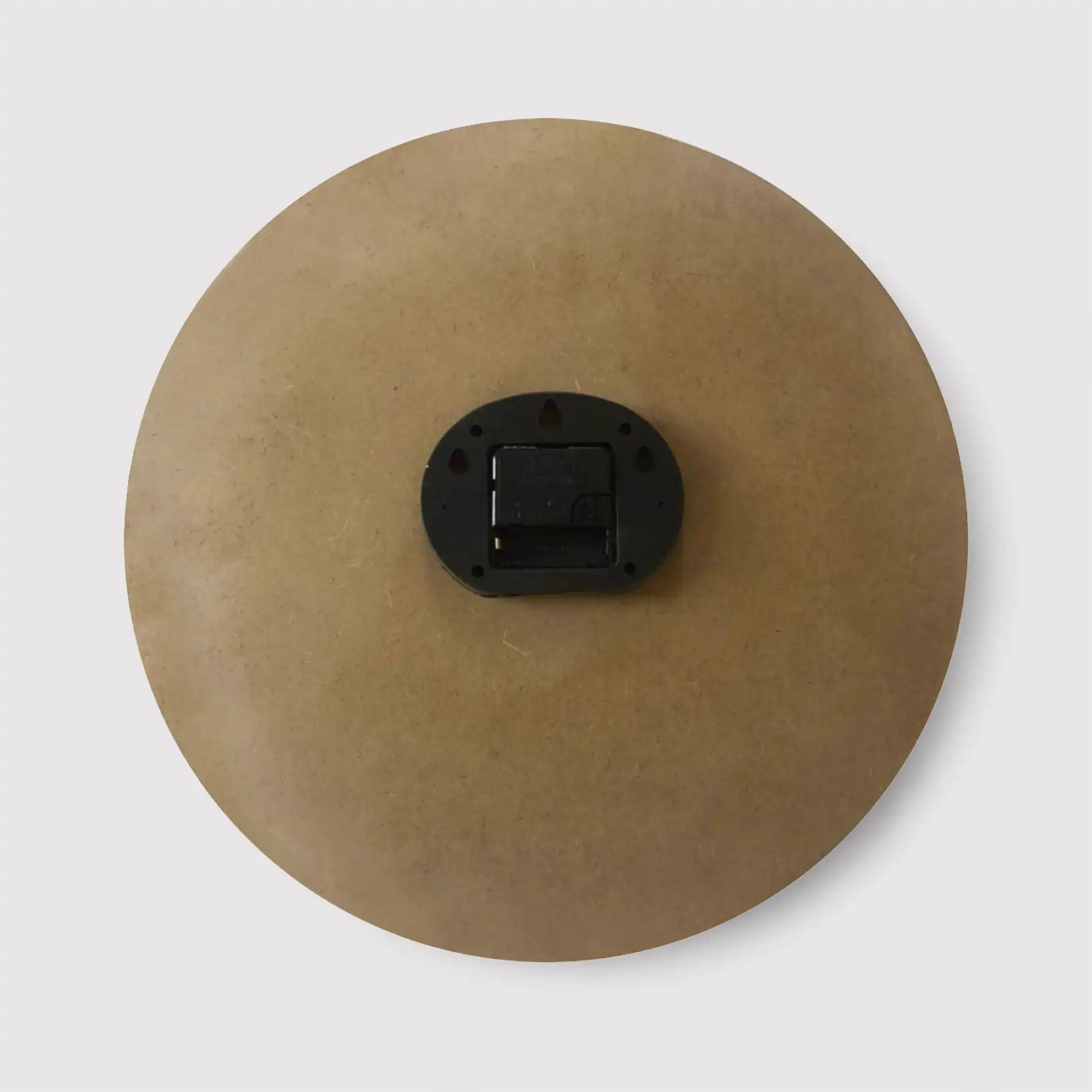 Beige Wanduhr mit modernen Zahlen