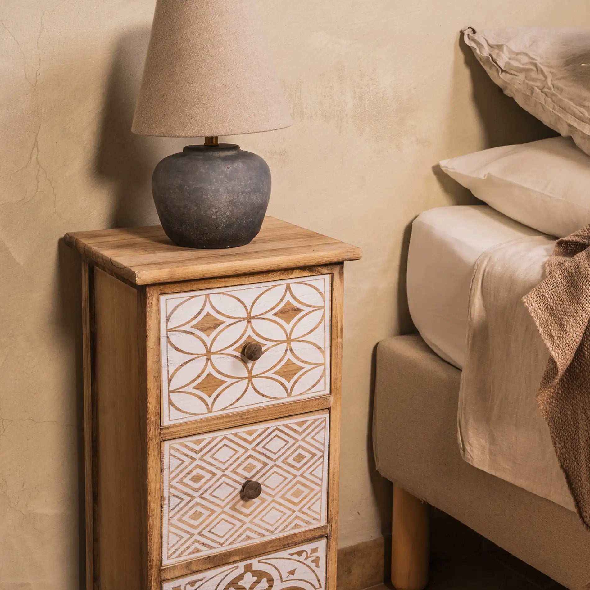 Plumeria - Comodino alto bianco in legno con 3 cassetti