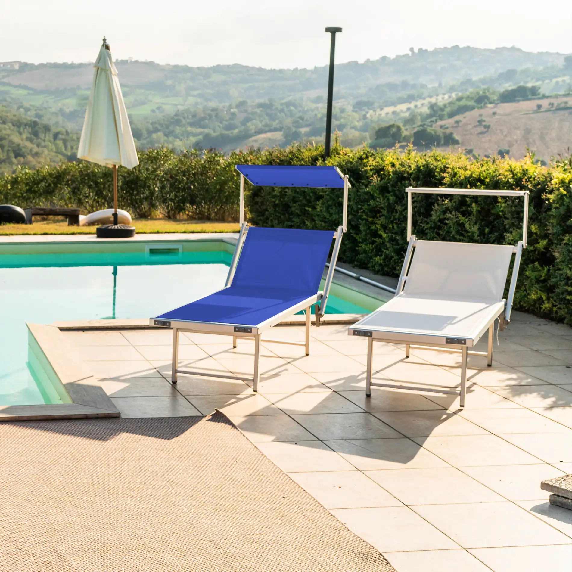 Solisia - Sdraio da giardino blu pieghevole con parasole