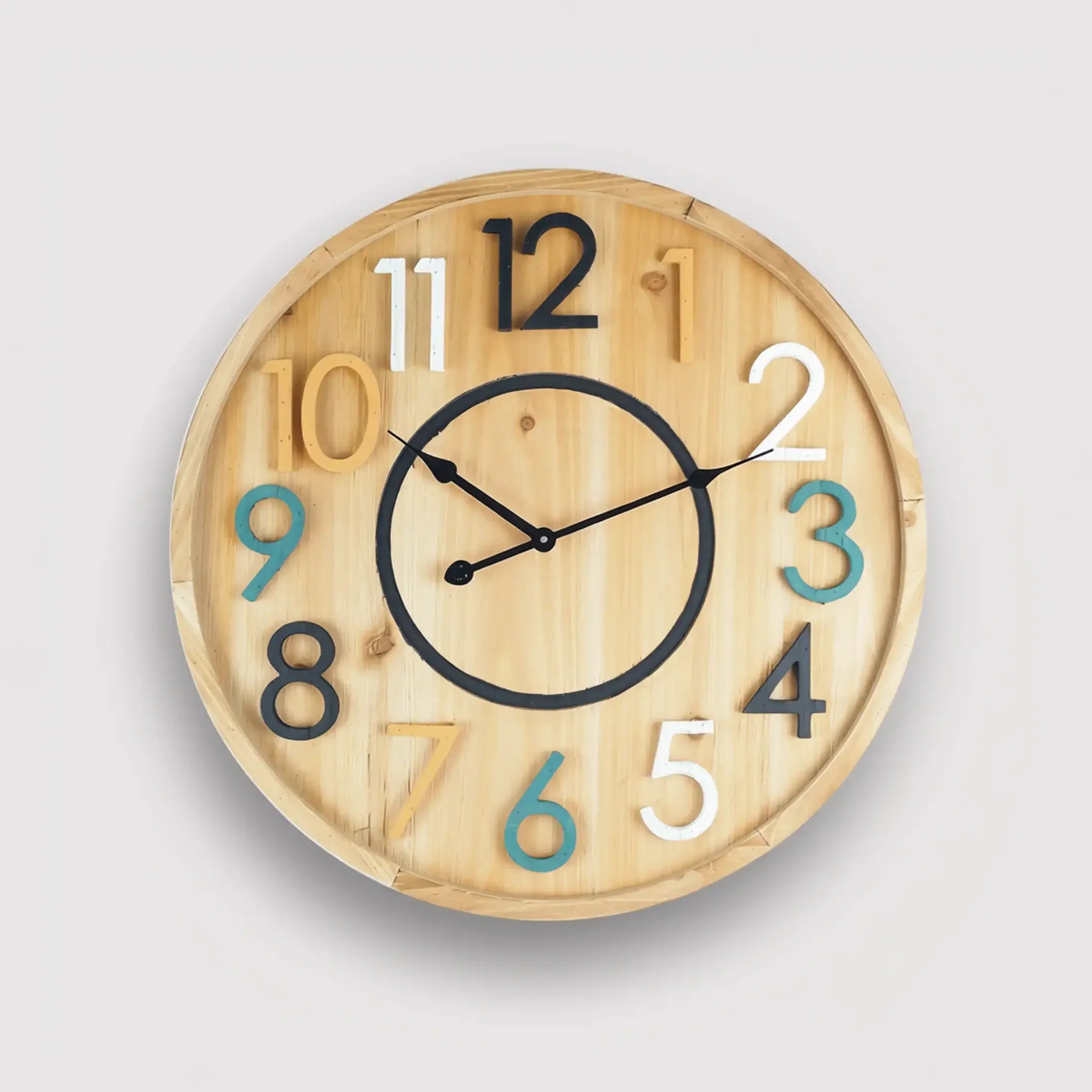 Reloj de estilo escandinavo con números coloridos