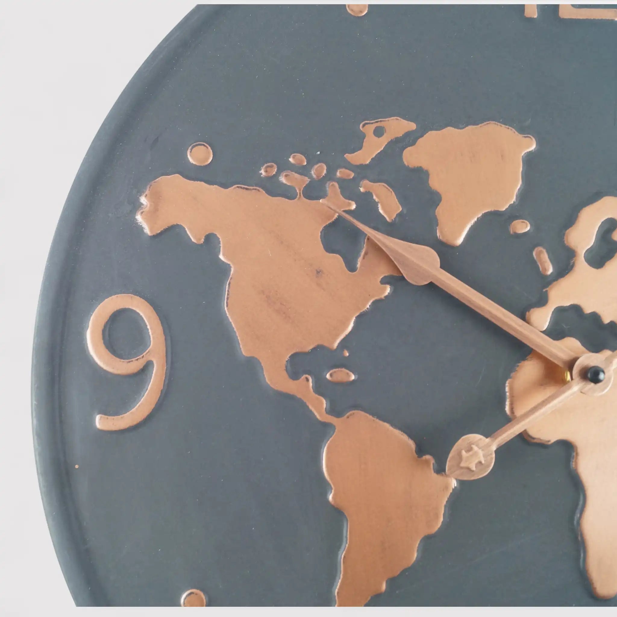 Pitomba - Orologio nero in metallo con mappamondo