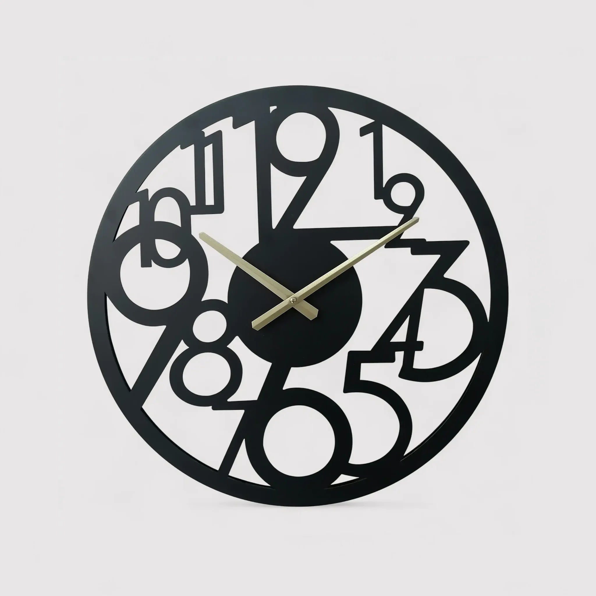 Gran reloj de pared con números dispersos
