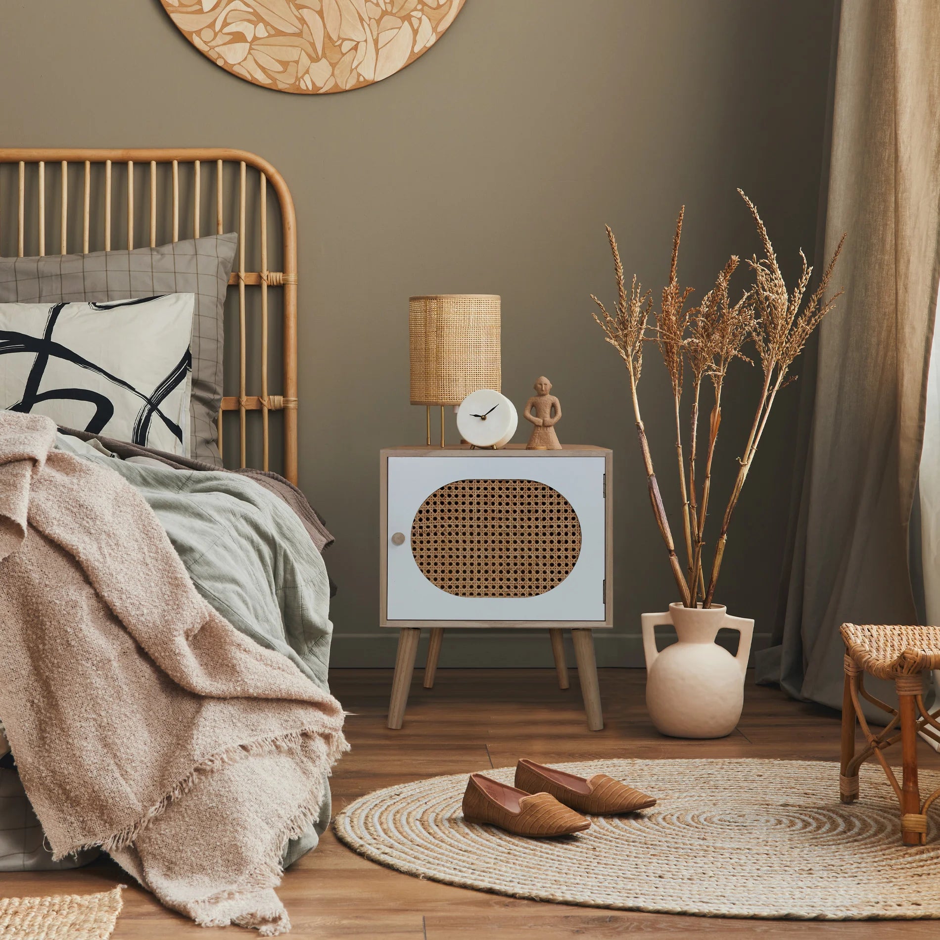 Salak - Comodino in legno bianco in stile boho e scandinavo