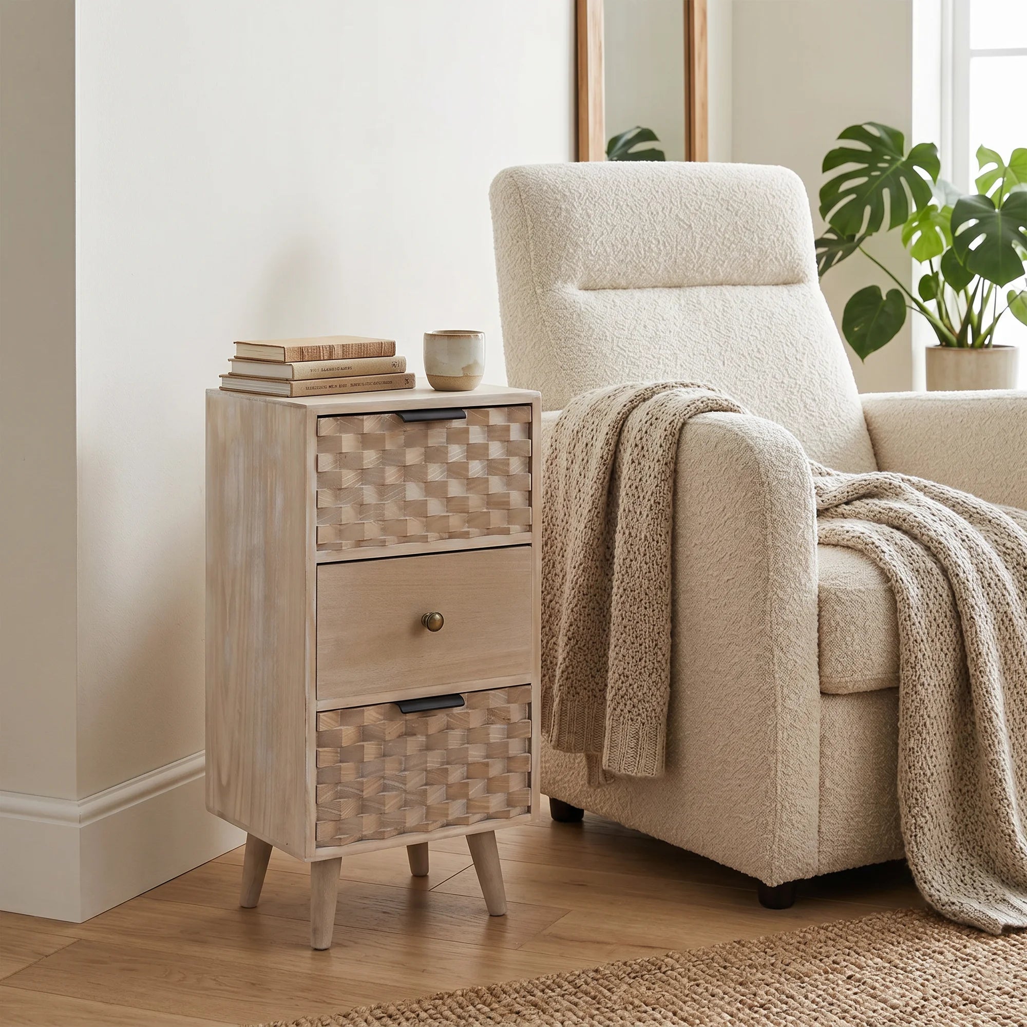 Crinum - Table de chevet étroite en bois naturel avec 3 tiroirs