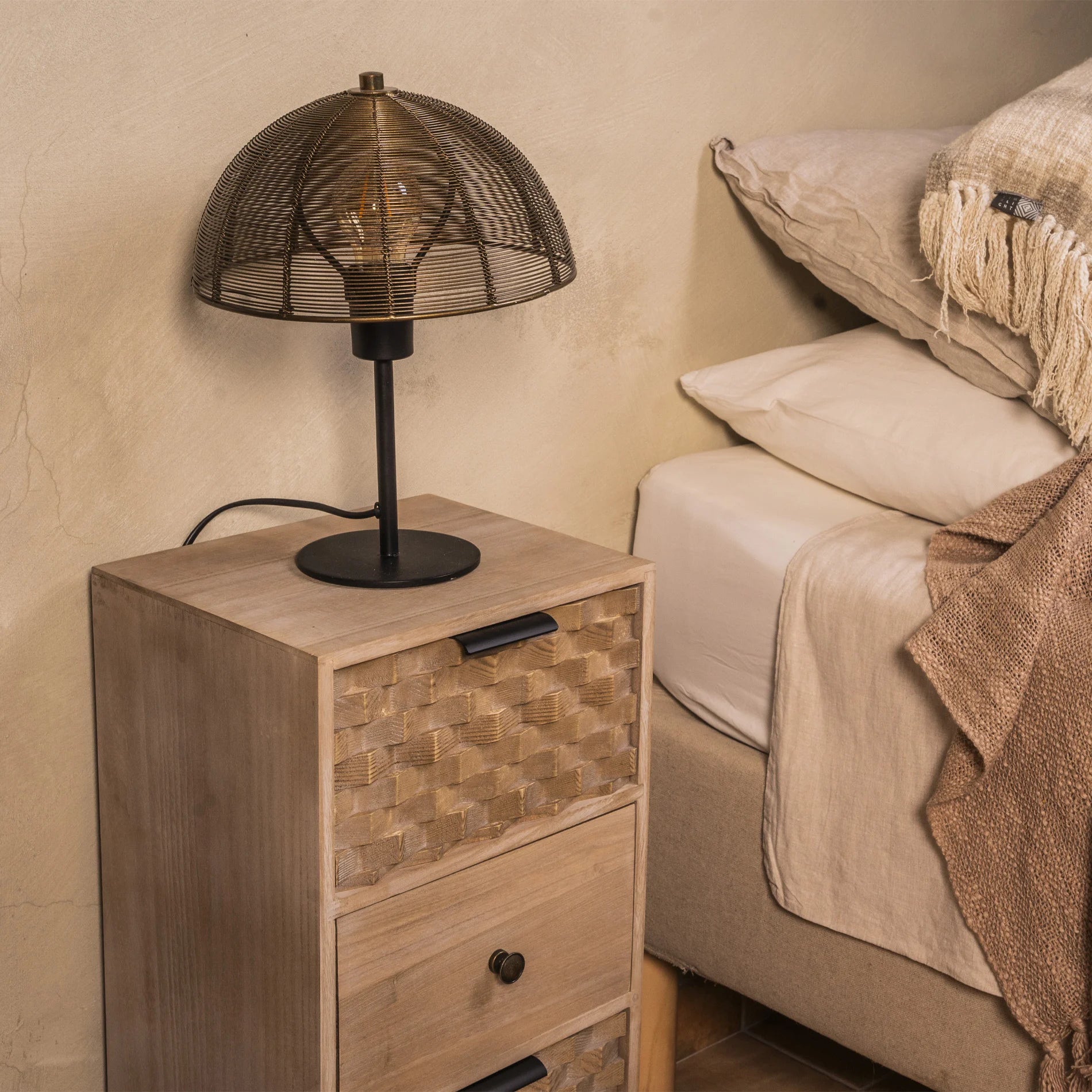 Crinum - Comodino stretto in legno naturale con 3 cassetti