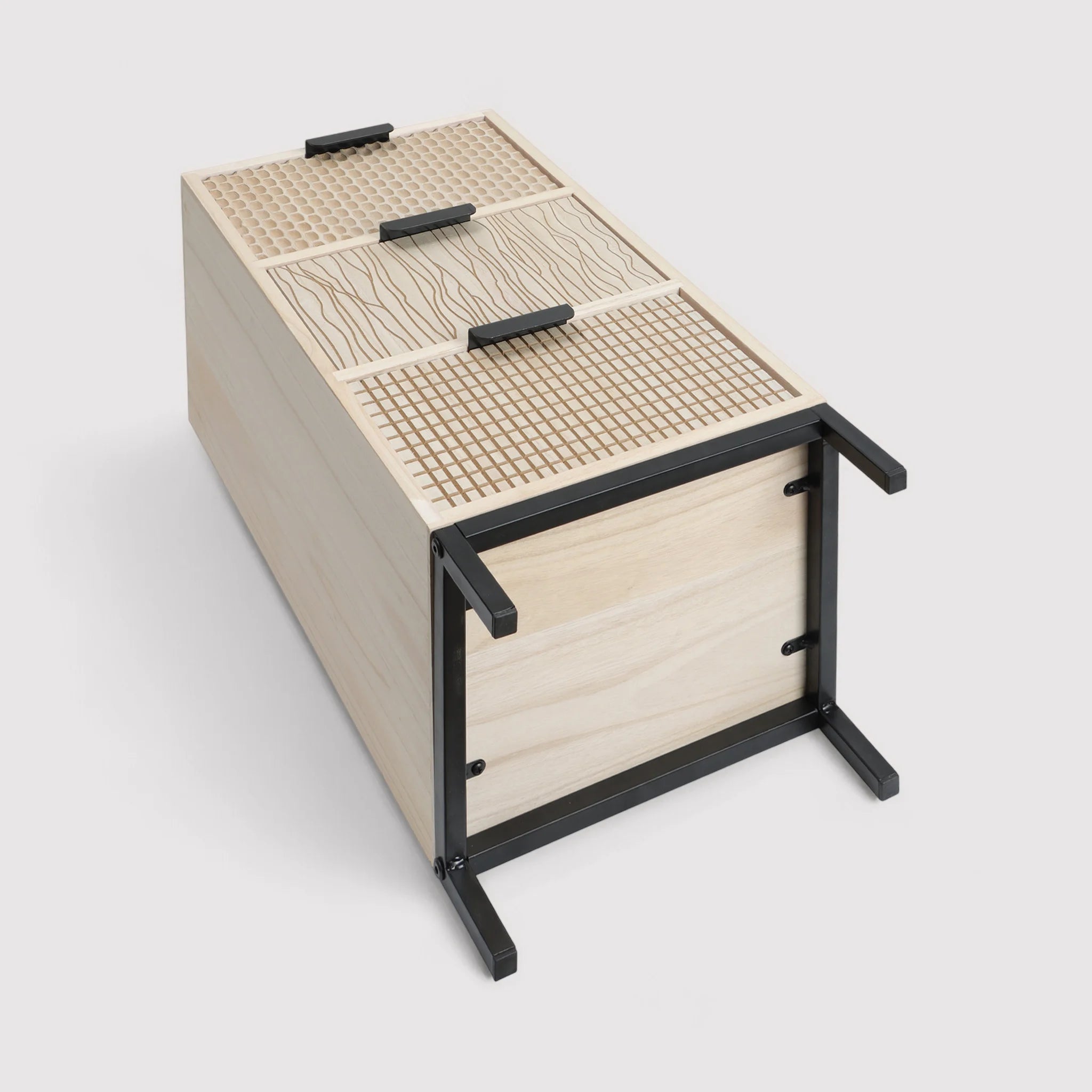 Parkia - Comodino in legno e metallo con 3 cassetti intagliati