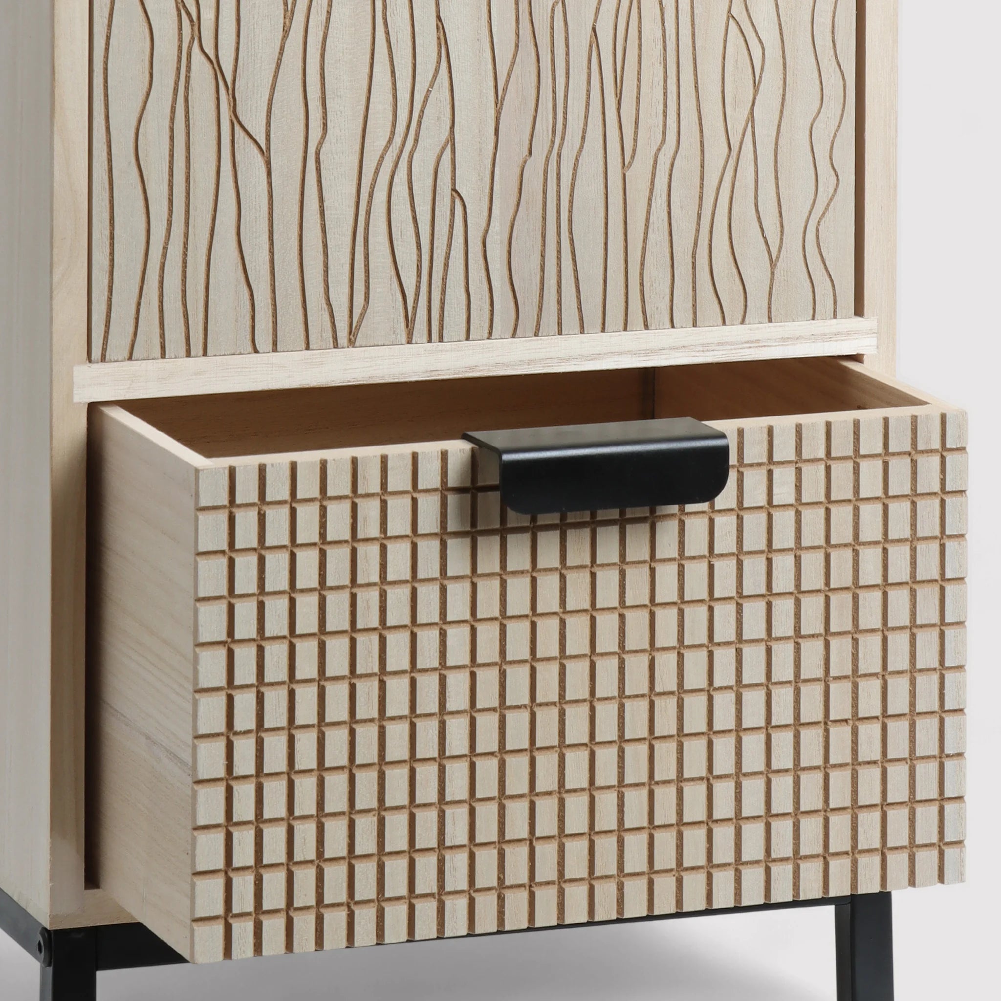 Parkia - Comodino in legno e metallo con 3 cassetti intagliati