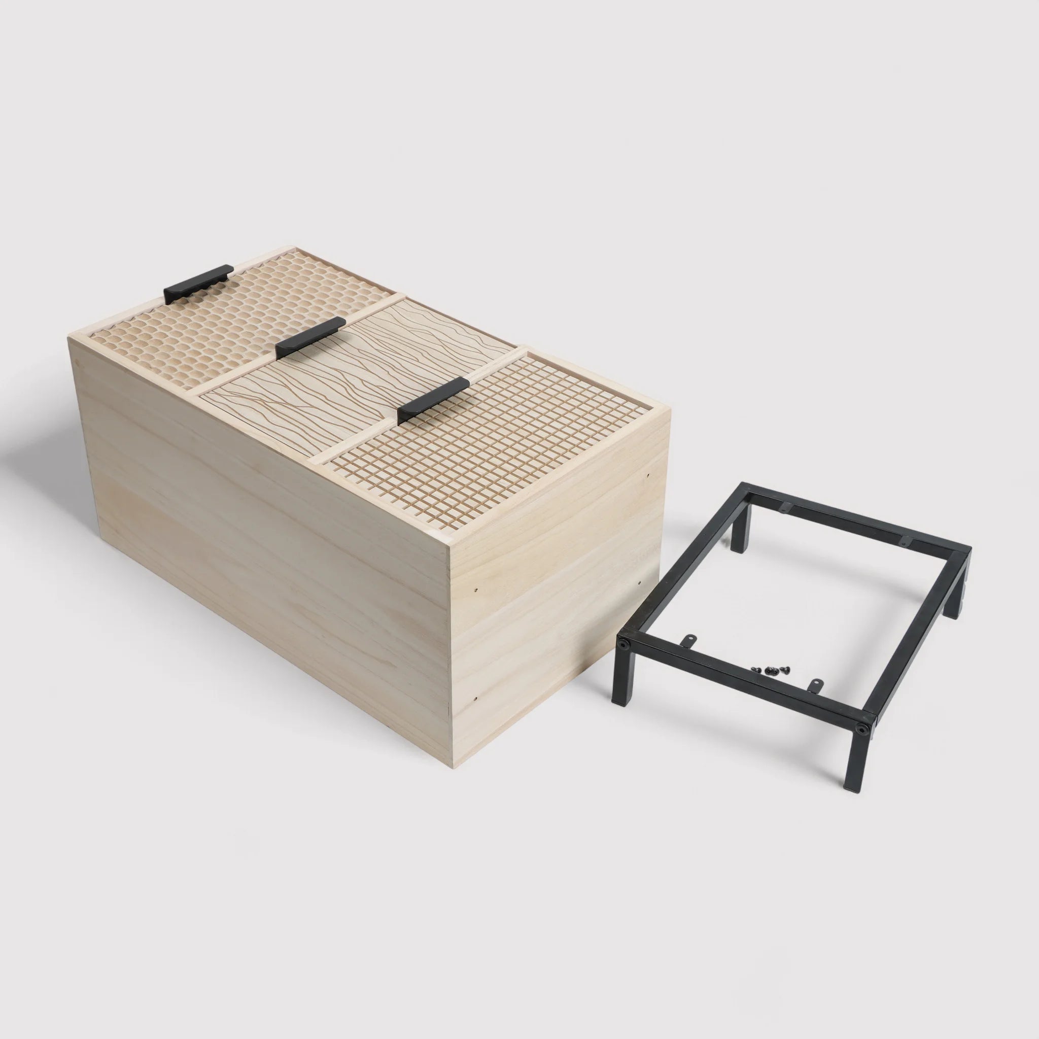 Parkia - Comodino in legno e metallo con 3 cassetti intagliati