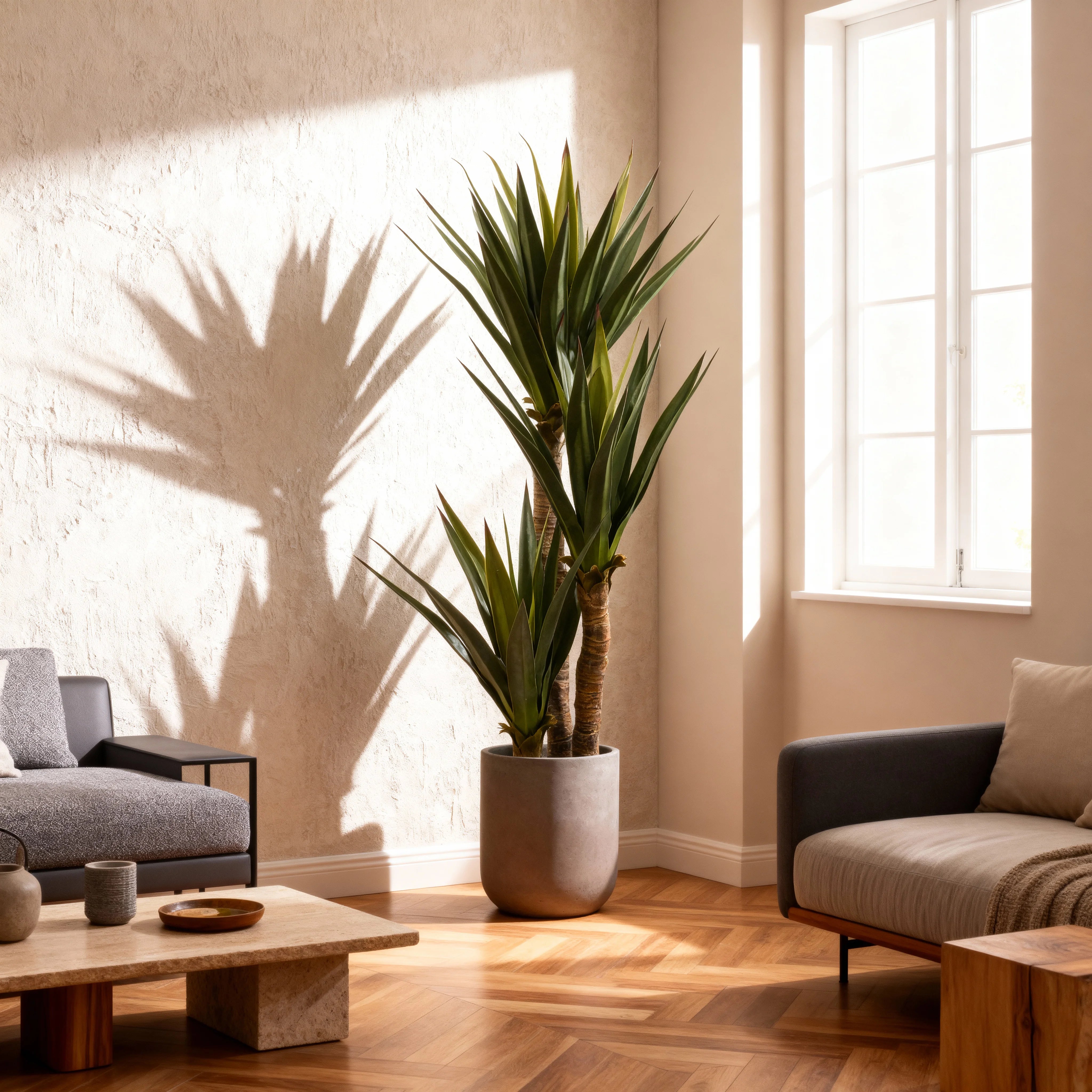 Talek - Künstliche Yucca Pflanze aus PVC & PE mit Metallstiel und Zementbasis, Grün und Braun