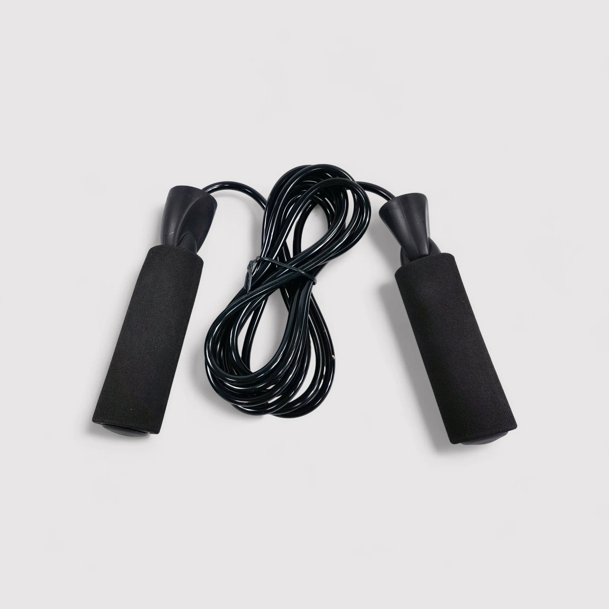 Corda per saltare nera con impugnature ergonomiche