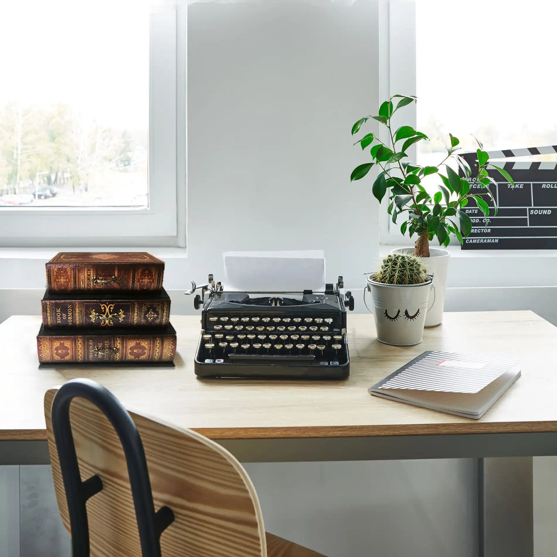 Fucsia - Scatola a forma di libro marrone da tavolo