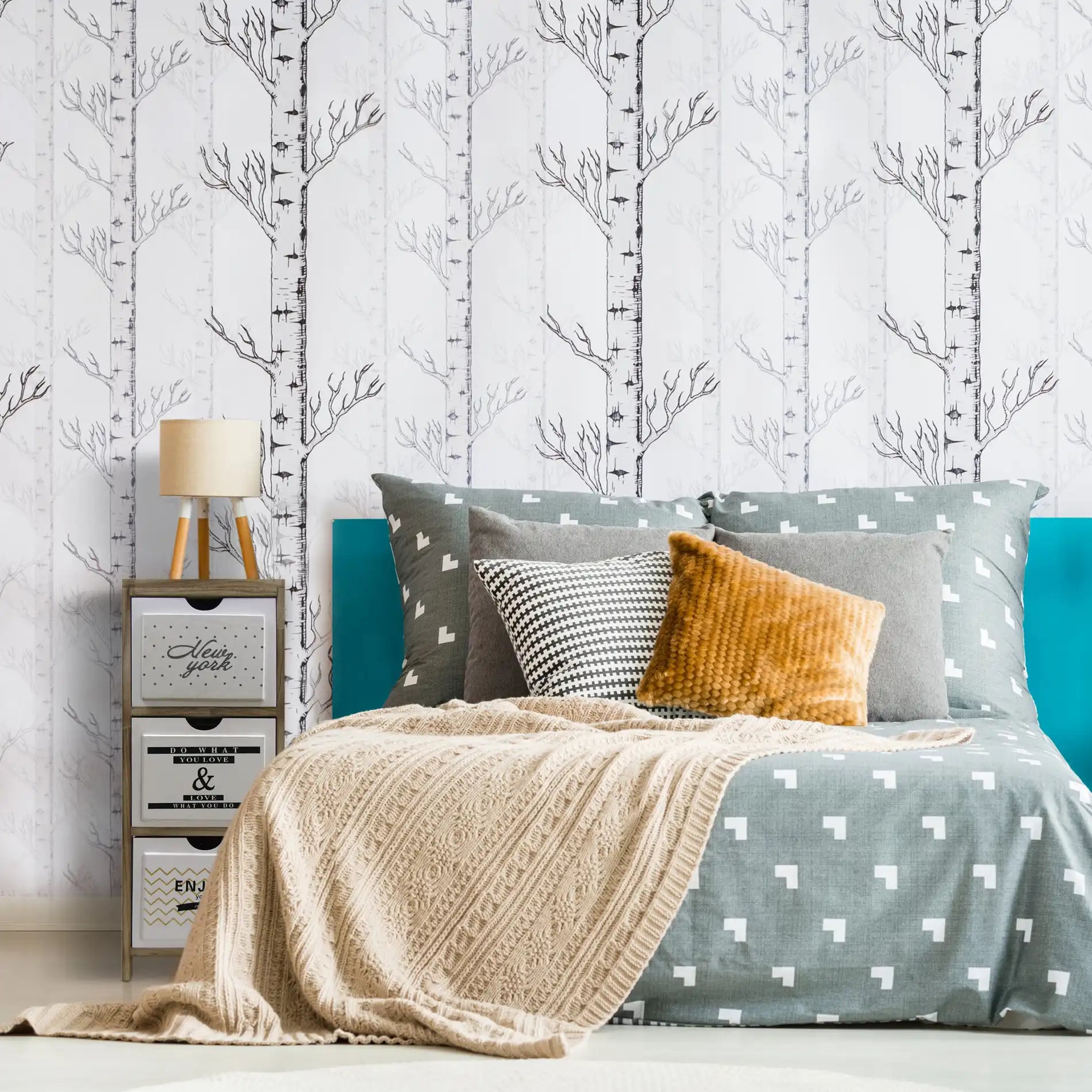 Mesita de noche de estilo nórdico con 3 cajones decorados