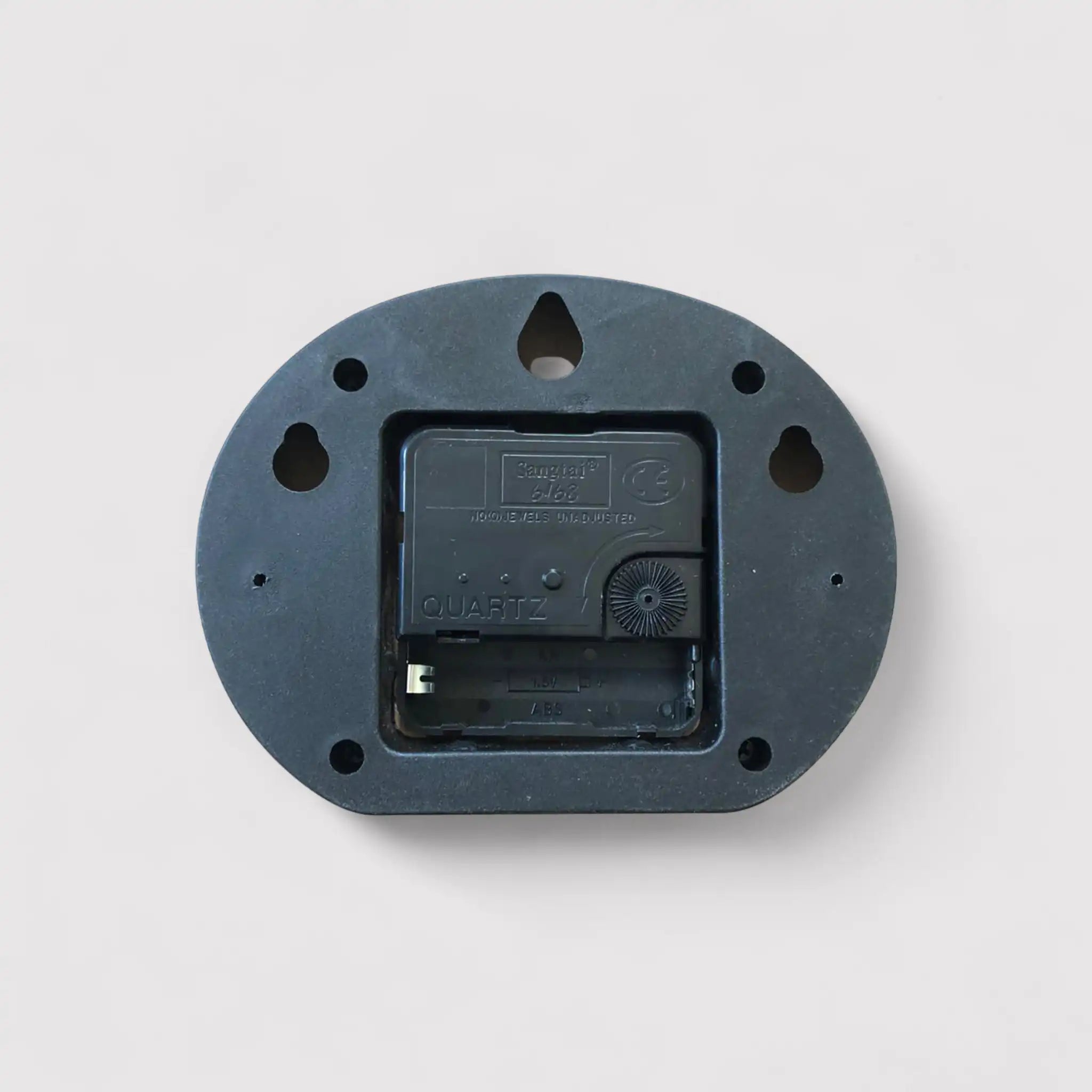 Horloge murale avec numéros dispersés en noir et marron