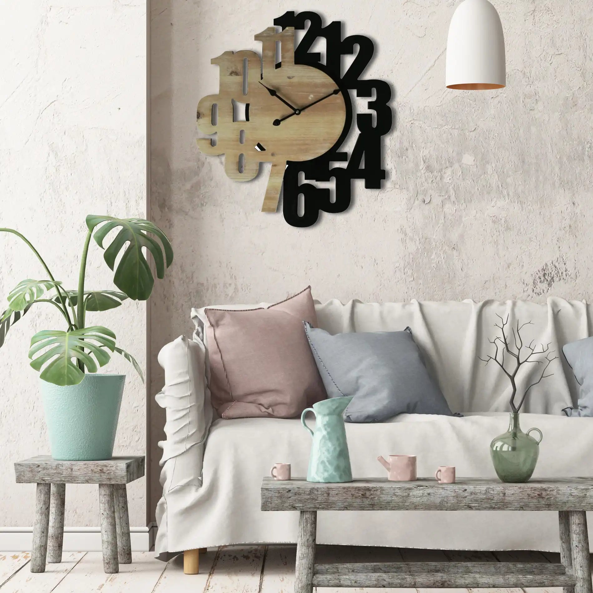 Reloj de pared con números dispersos en negro y marrón