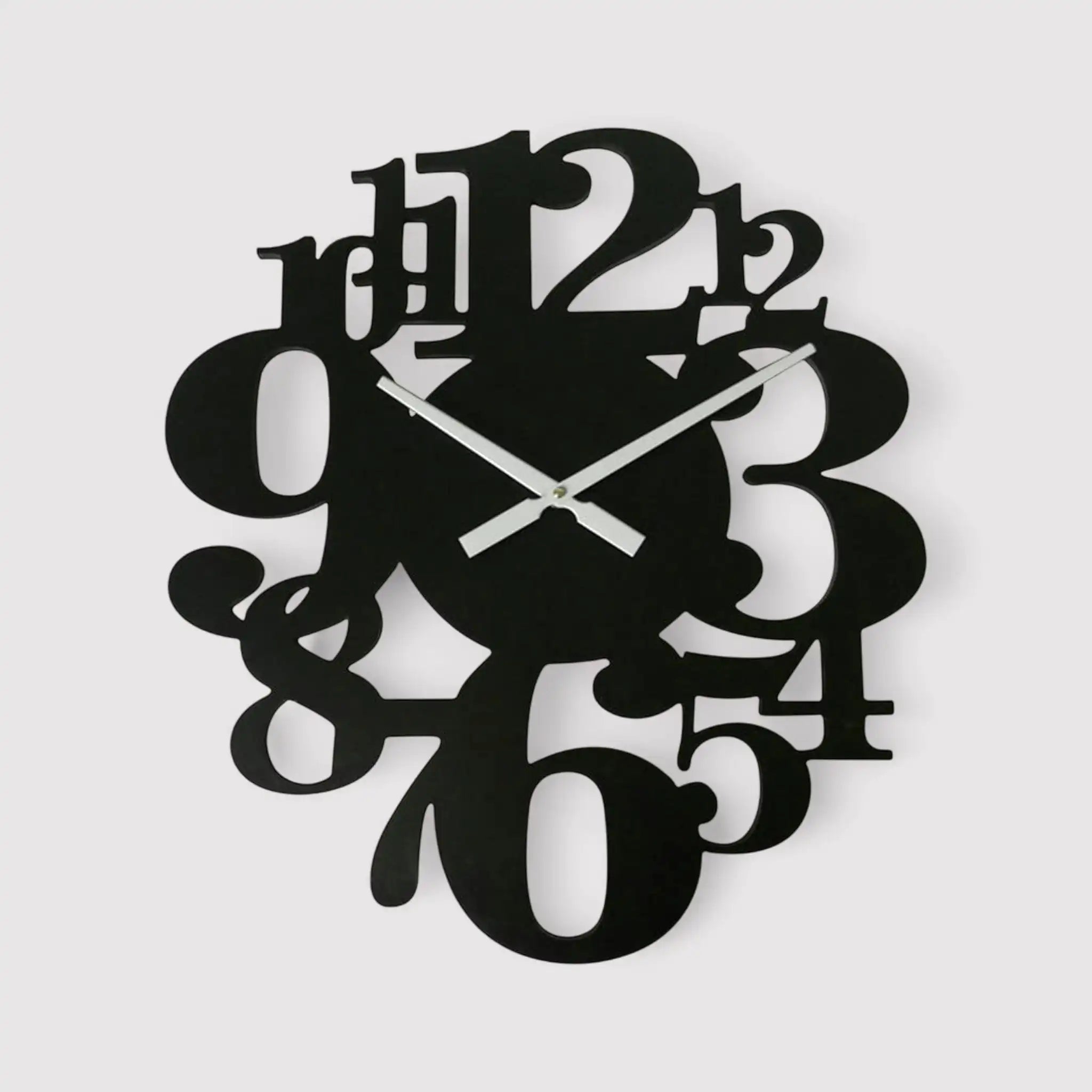 Scabiosa - Orologio da parete nero moderno con numeri sparsi