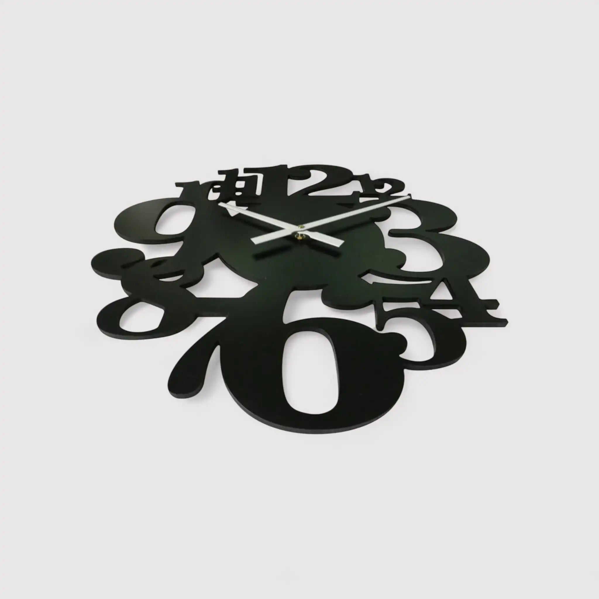 Scabiosa - Orologio da parete nero moderno con numeri sparsi