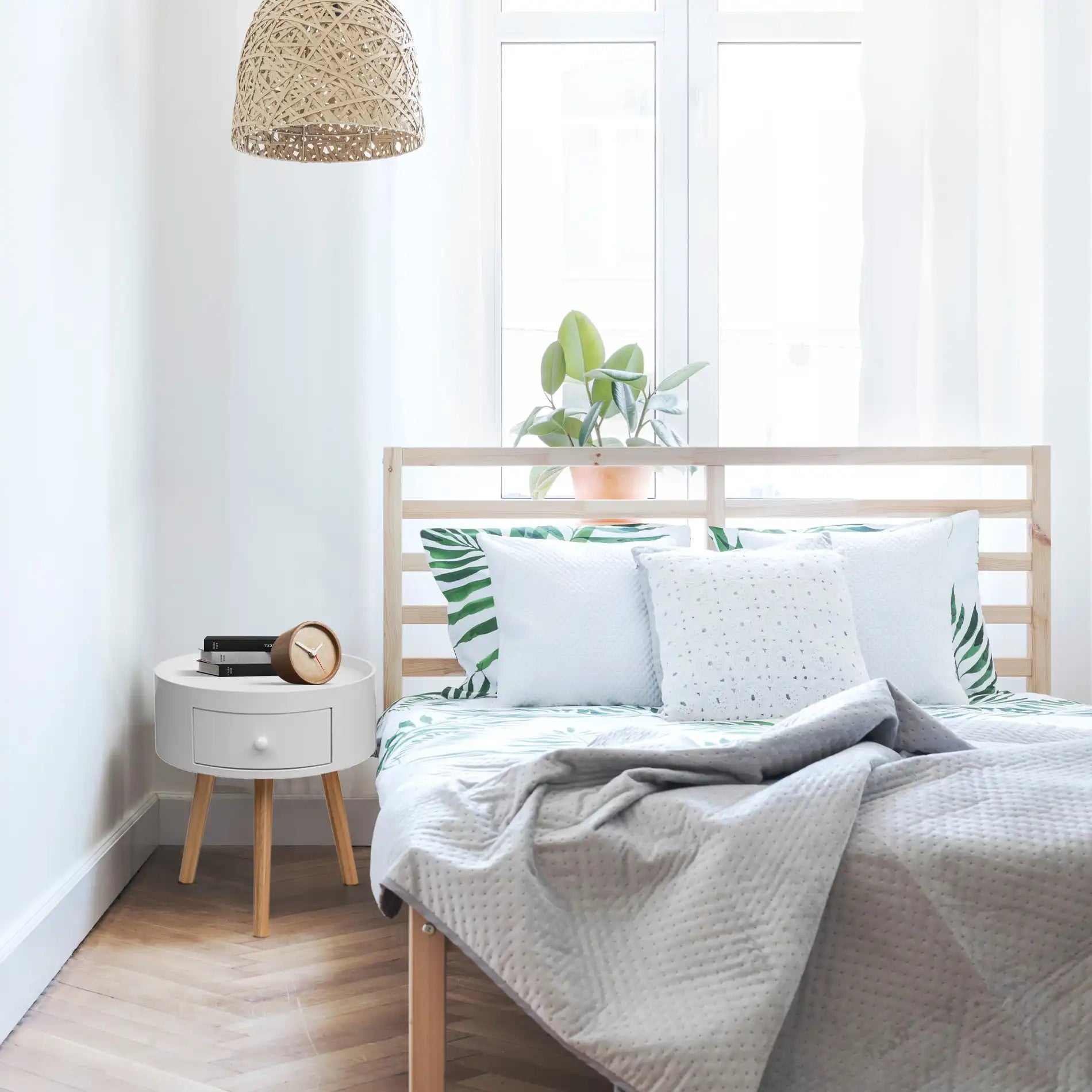 Ciclamino - Comodino tondo in stile scandinavo