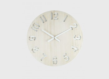 Reloj minimalista color madera clara con números tallados