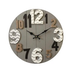 Wall clock with large numbers with a modern design