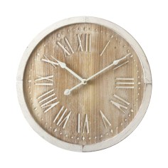 Reloj de pared rústico en madera clara con números romanos.