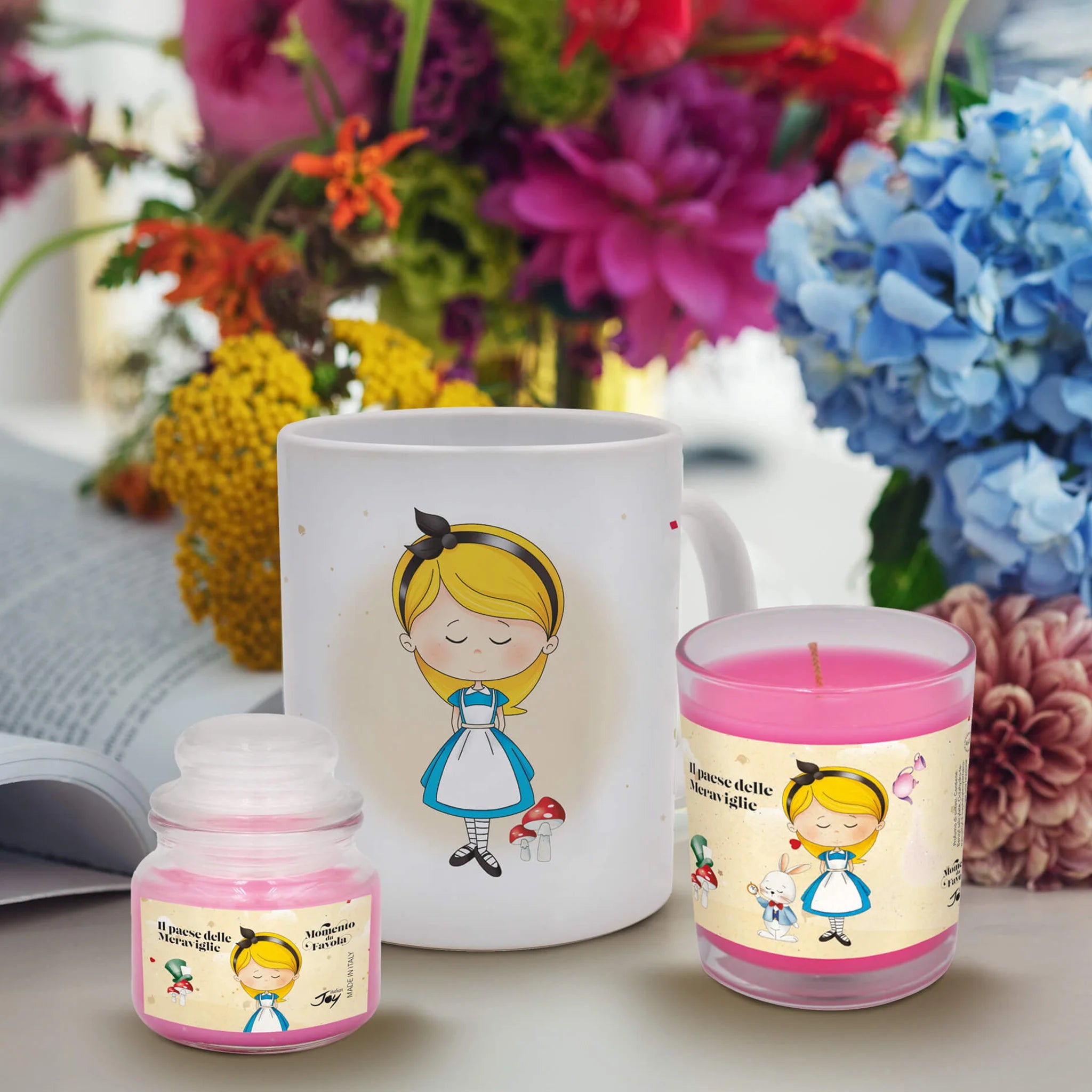 Set tazza tema "Il paese delle meraviglie" e 2 candele profumate fragranza benessere