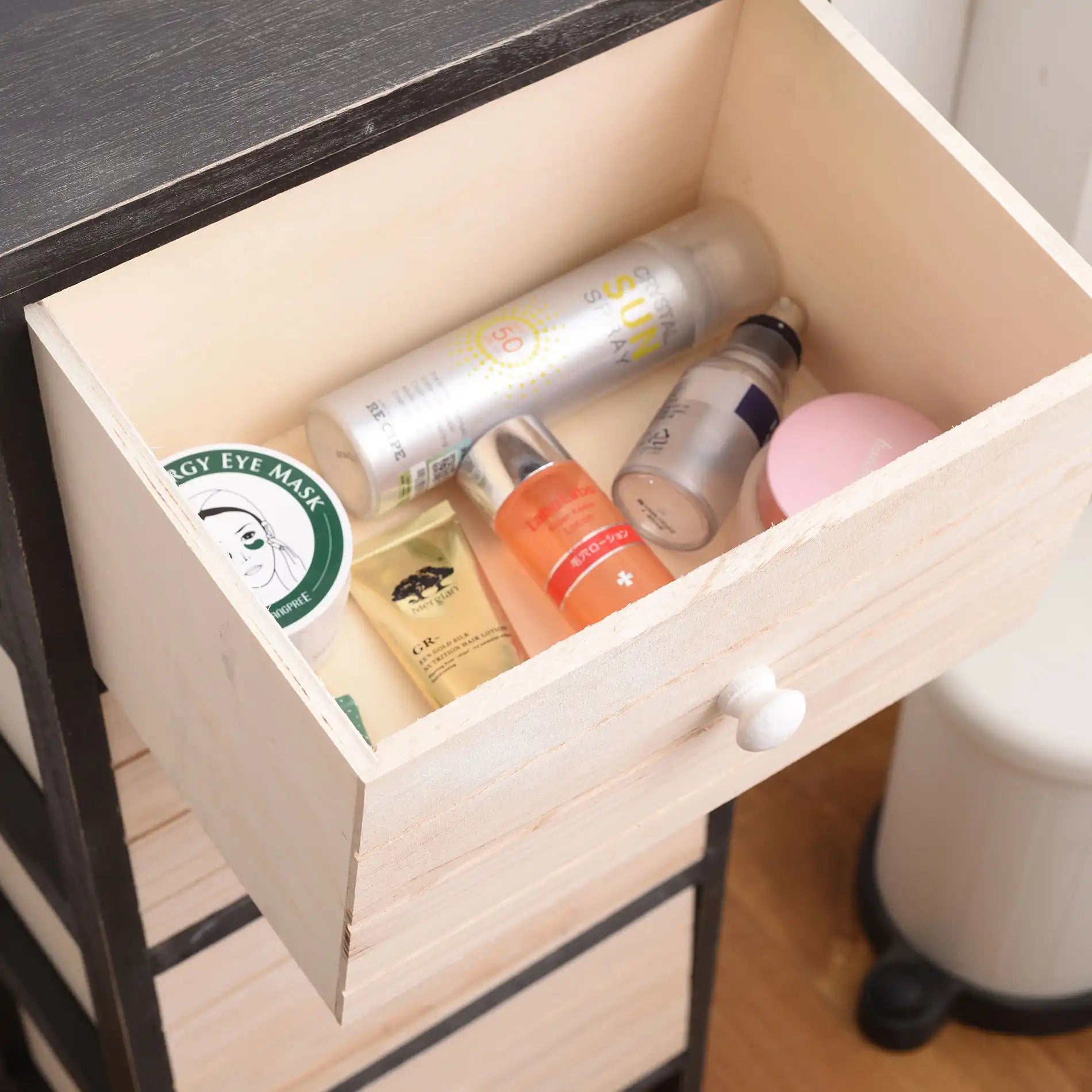 Zamia - Cassettiera in legno chiaro con 4 cassetti incisi