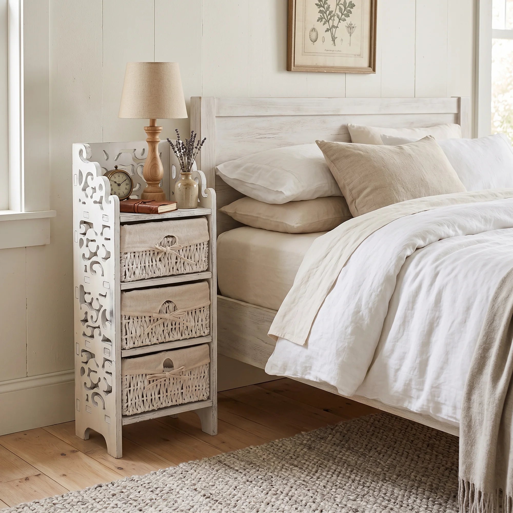 Table de chevet shabby avec 3 tiroirs en osier et motif floral