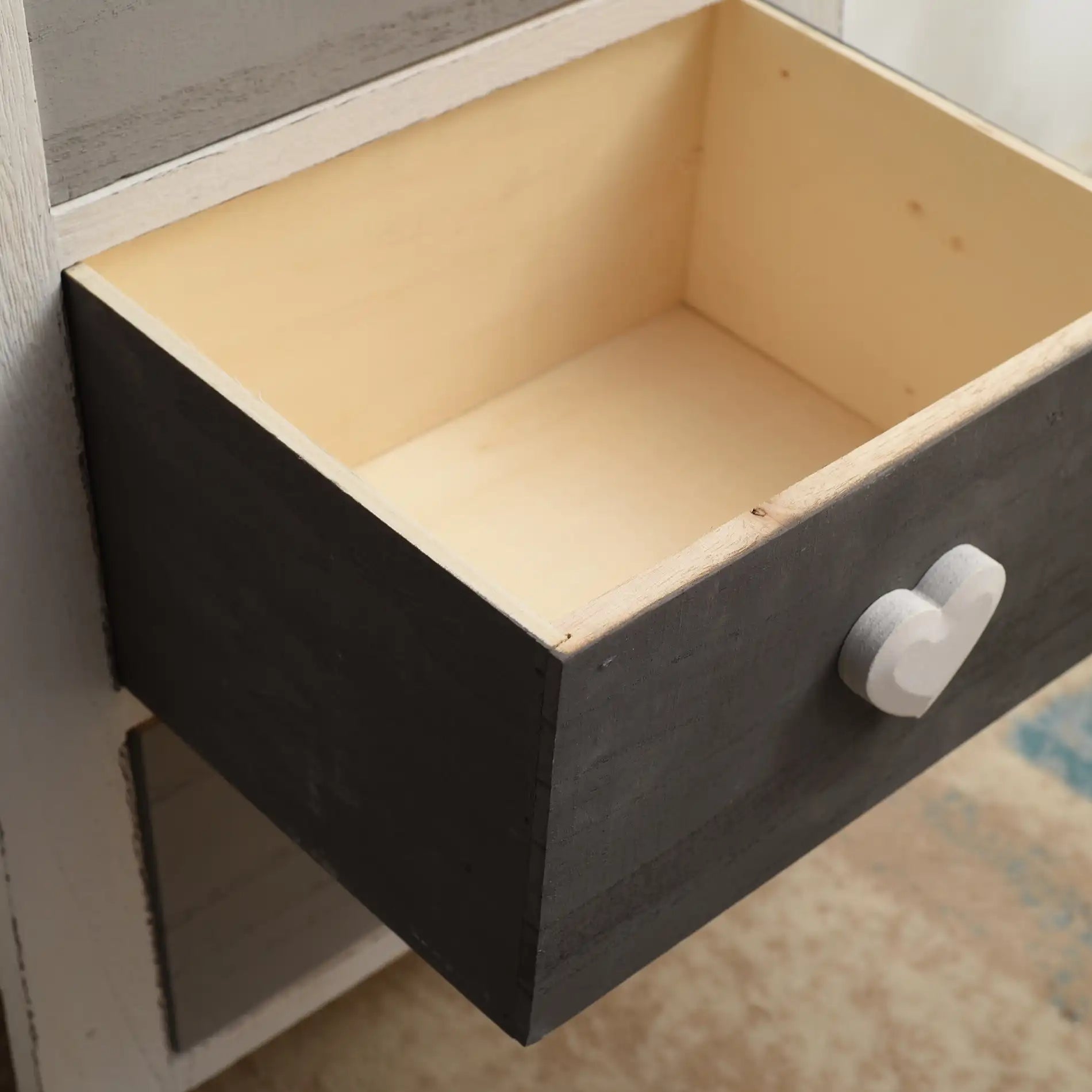 Lilla - Cassettiera stile shabby con pomelli a cuore e 5 cassetti