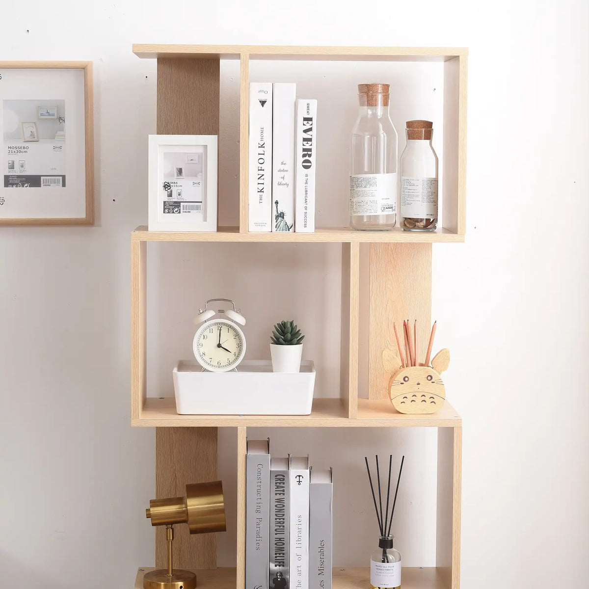 Librería moderna de madera clara con 5 estantes