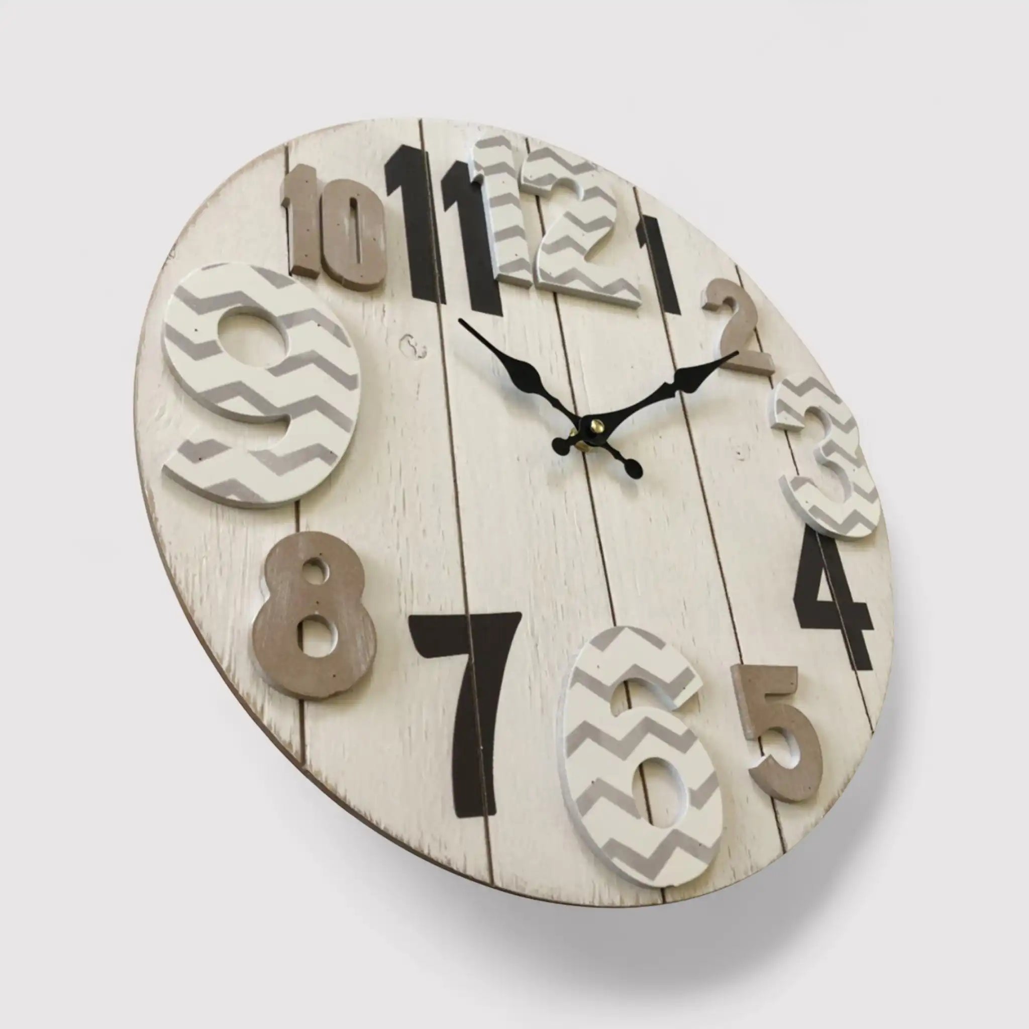 Reloj de pared beige con números modernos