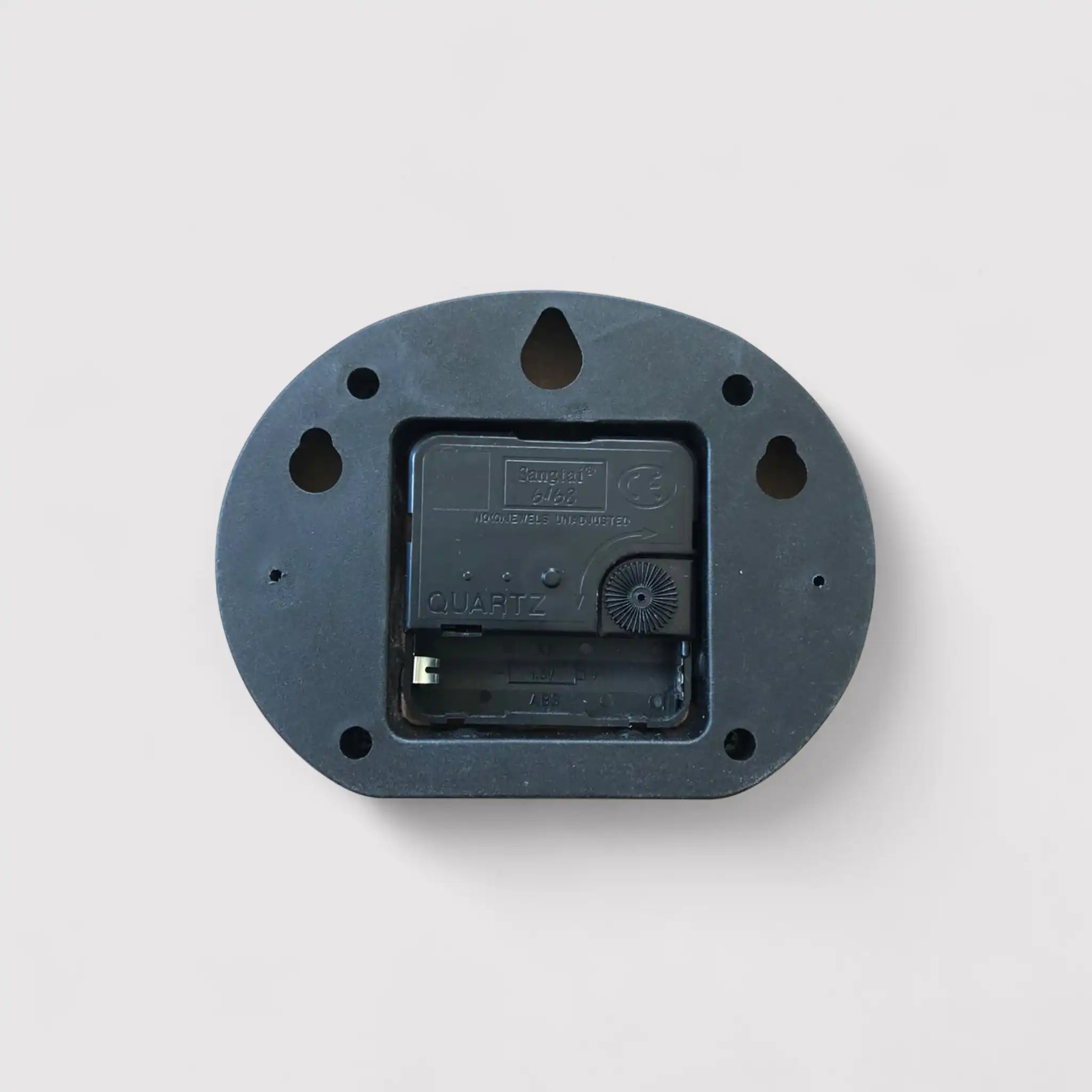 Reloj de pared beige con números modernos