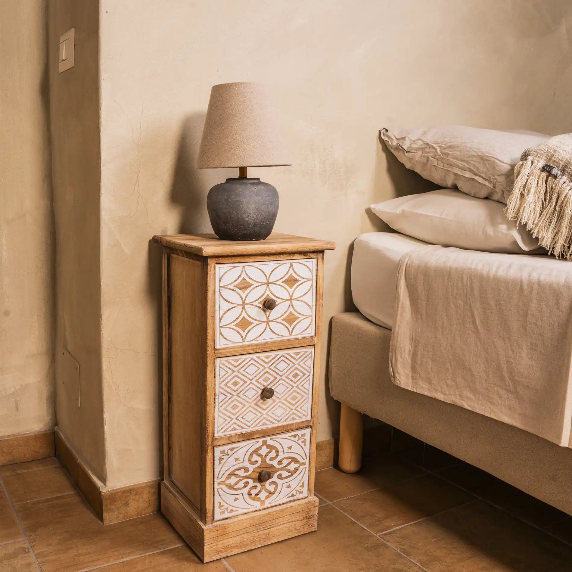 Plumeria - Comodino alto bianco in legno con 3 cassetti