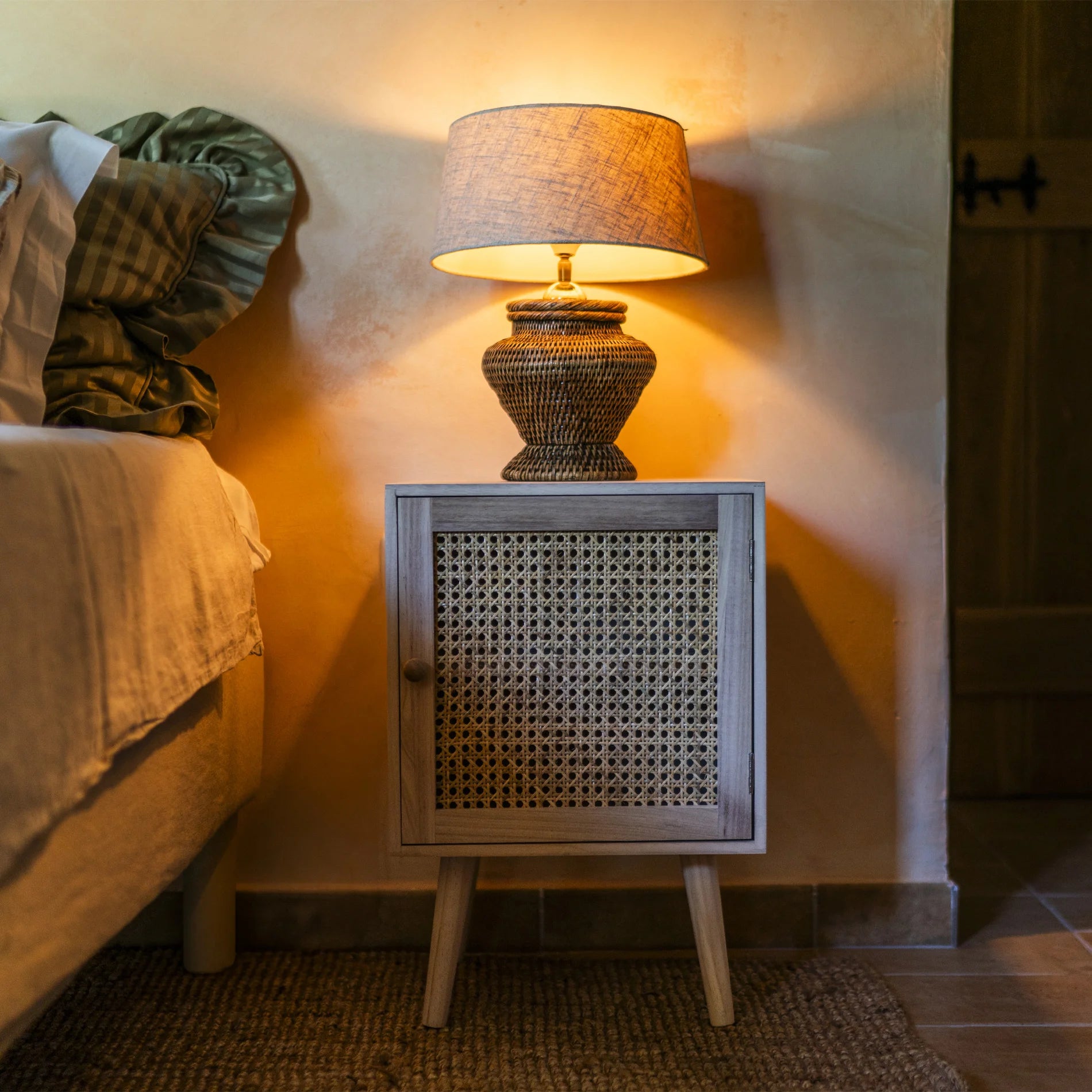 Jujube - Comodino quadrato in legno naturale con 1 anta