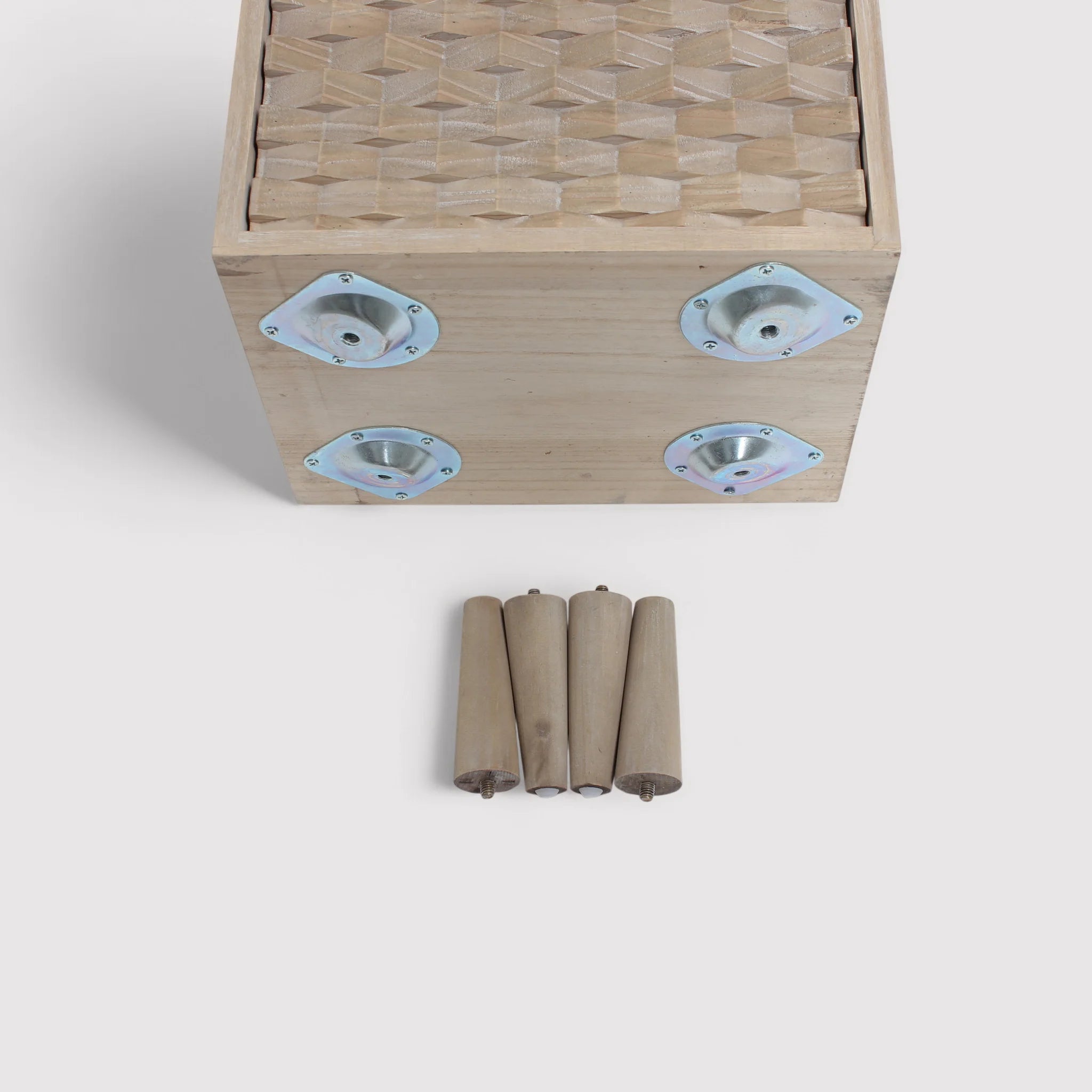 Crinum - Comodino stretto in legno naturale con 3 cassetti