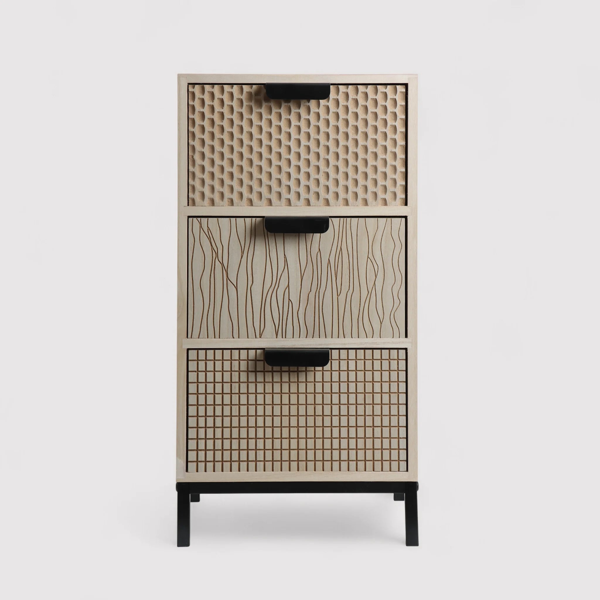 Parkia - Comodino in legno e metallo con 3 cassetti intagliati