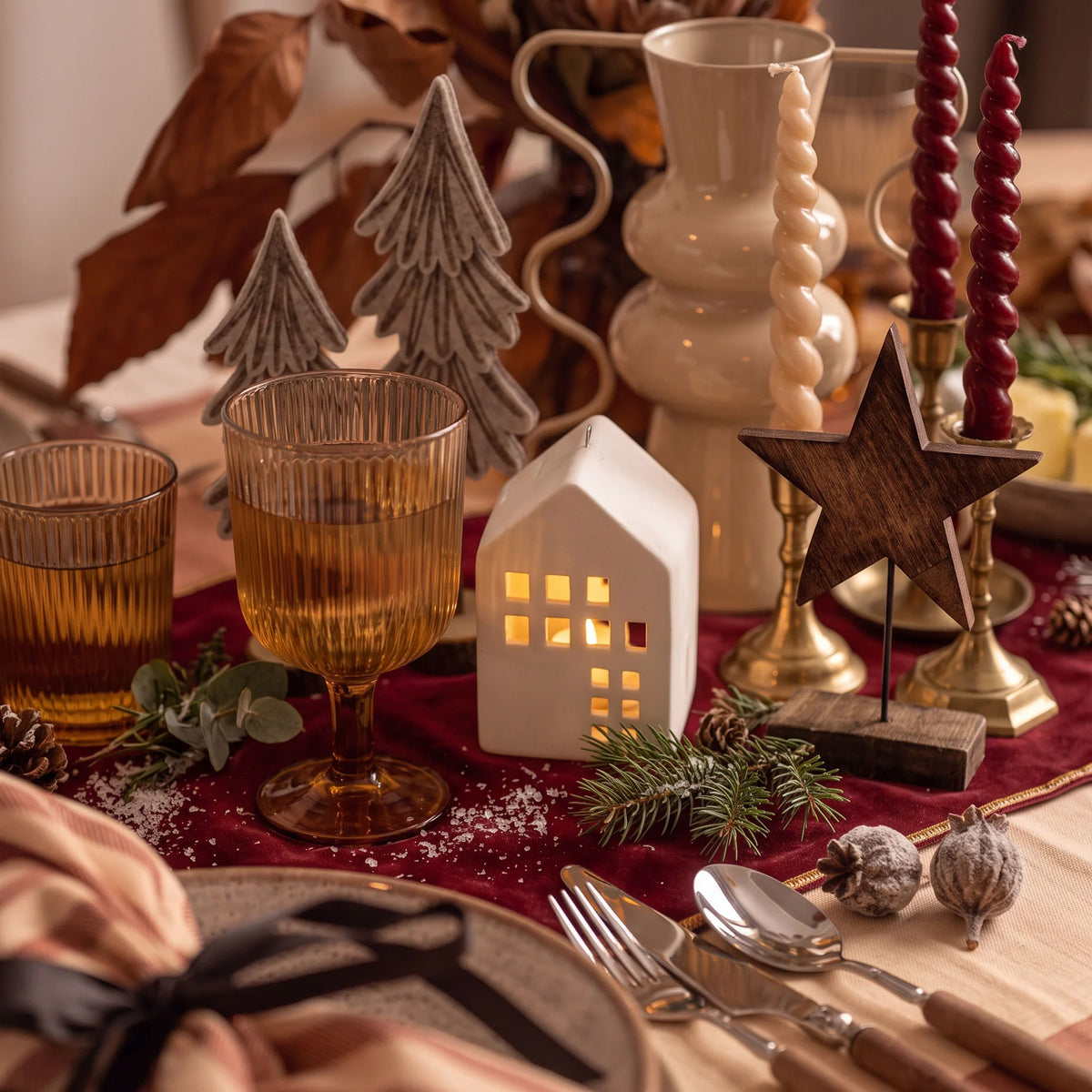 Strobus - Ceramic Christmas cottage with lights