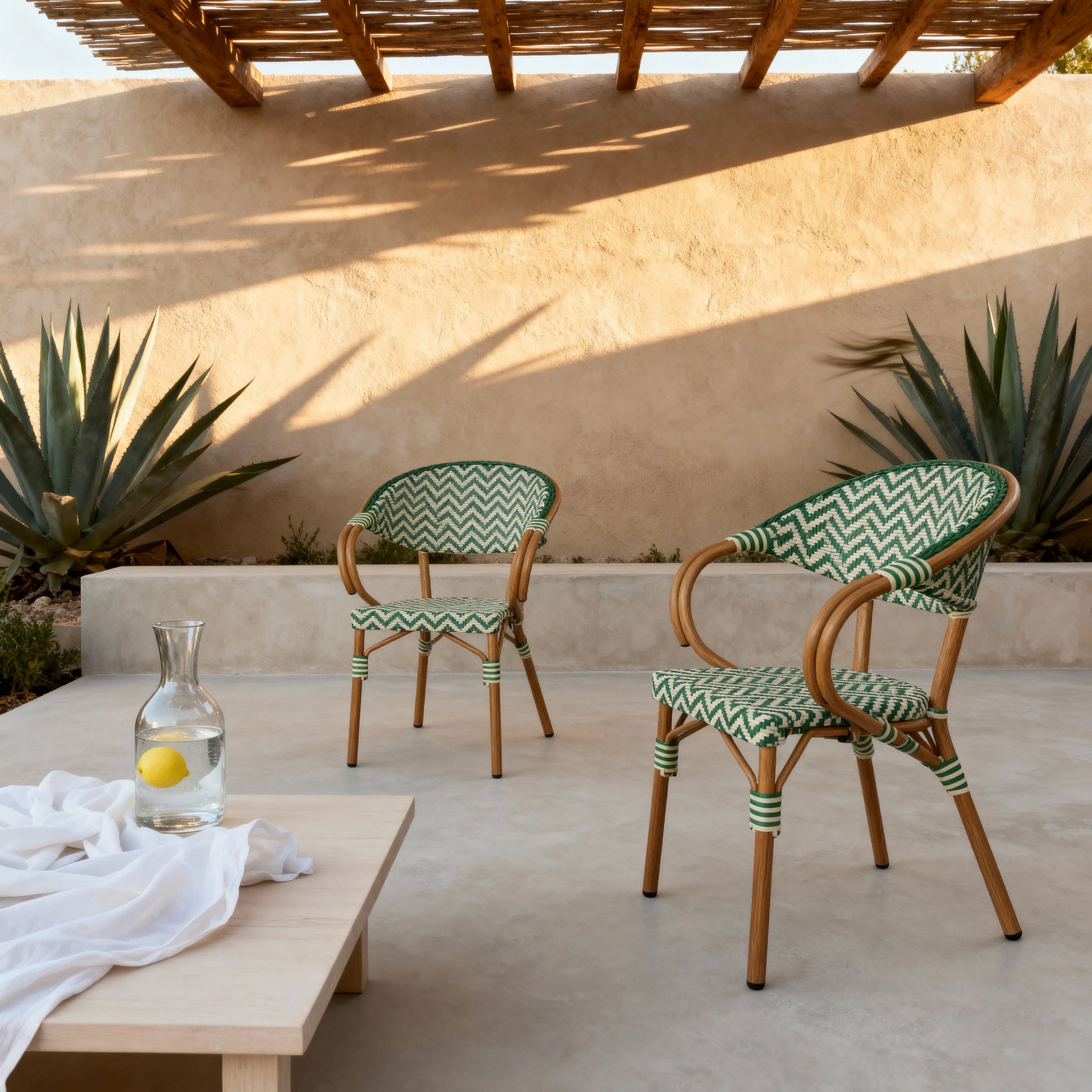 Amaranta - Set 2 Sedie da giardino impilabili verde bianco classico