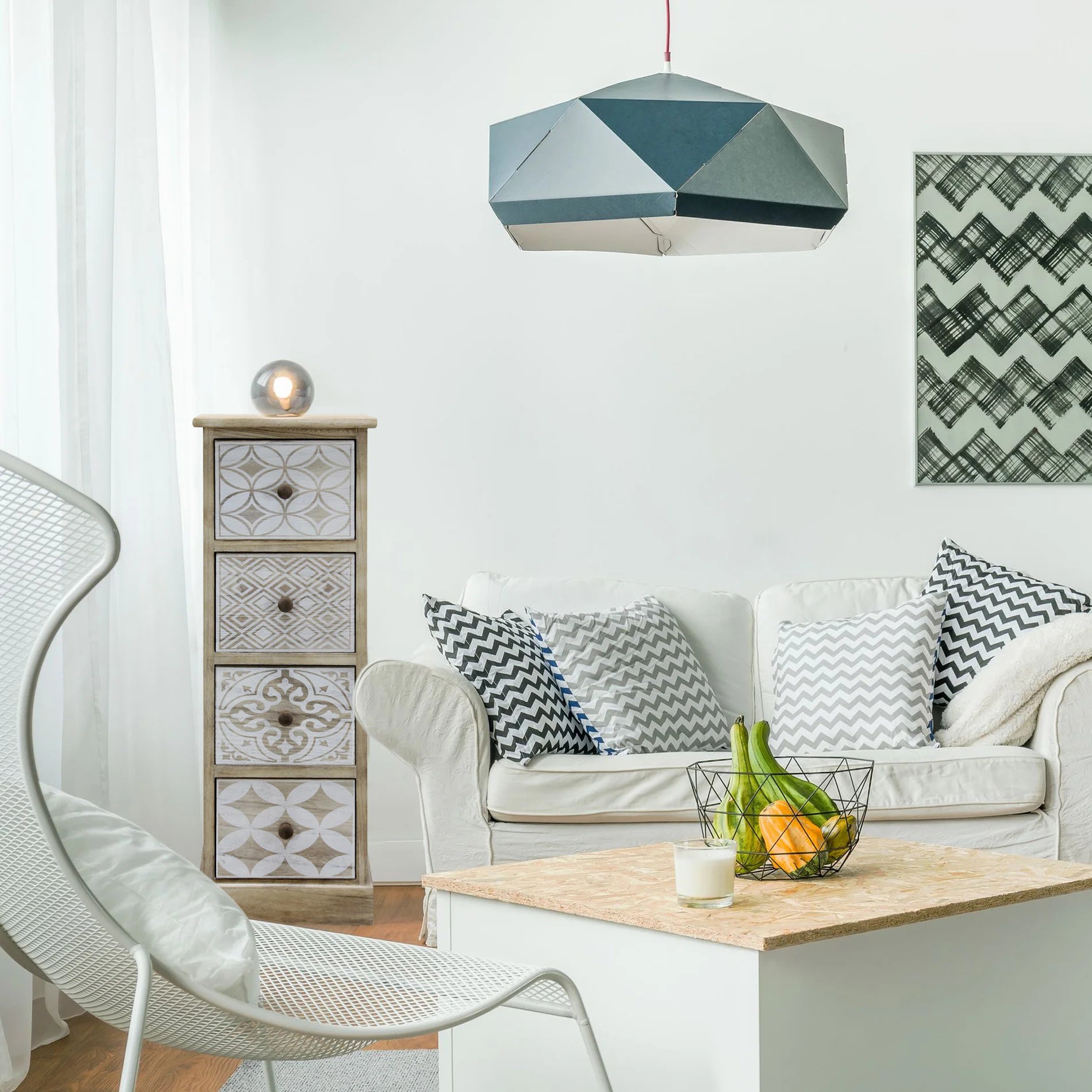 Commode en bois blanc avec 4 tiroirs décorés