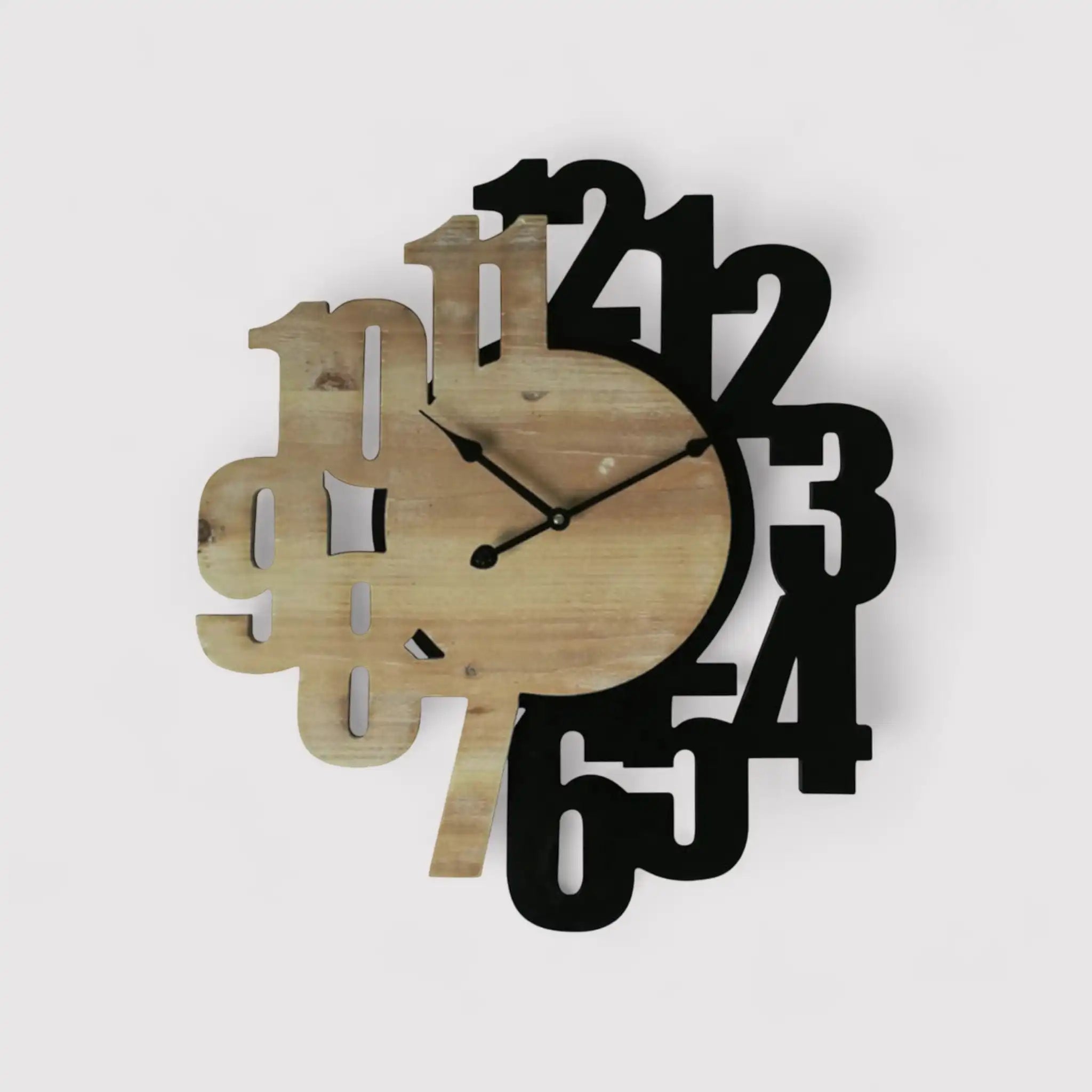 Horloge murale avec numéros dispersés en noir et marron