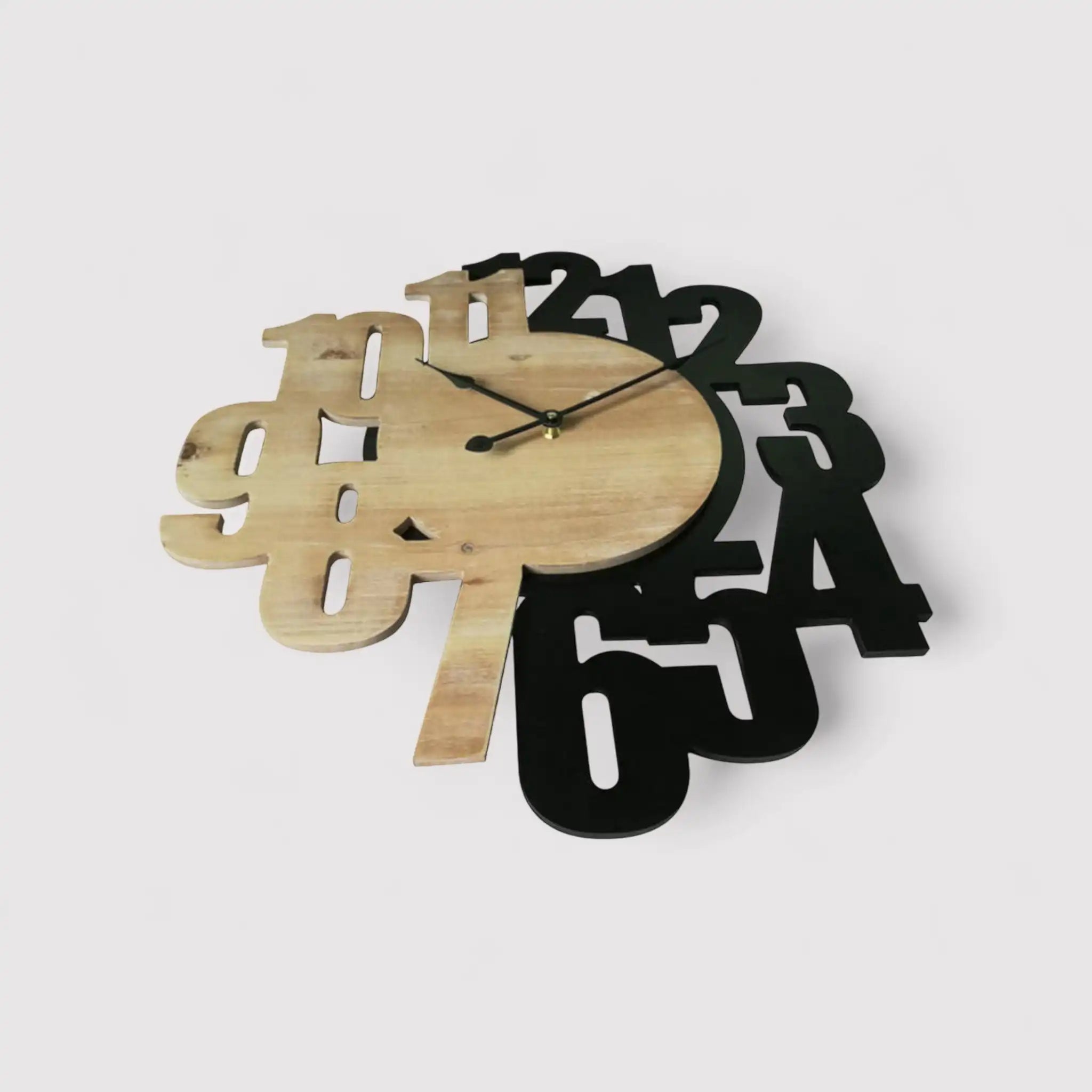Horloge murale avec numéros dispersés en noir et marron