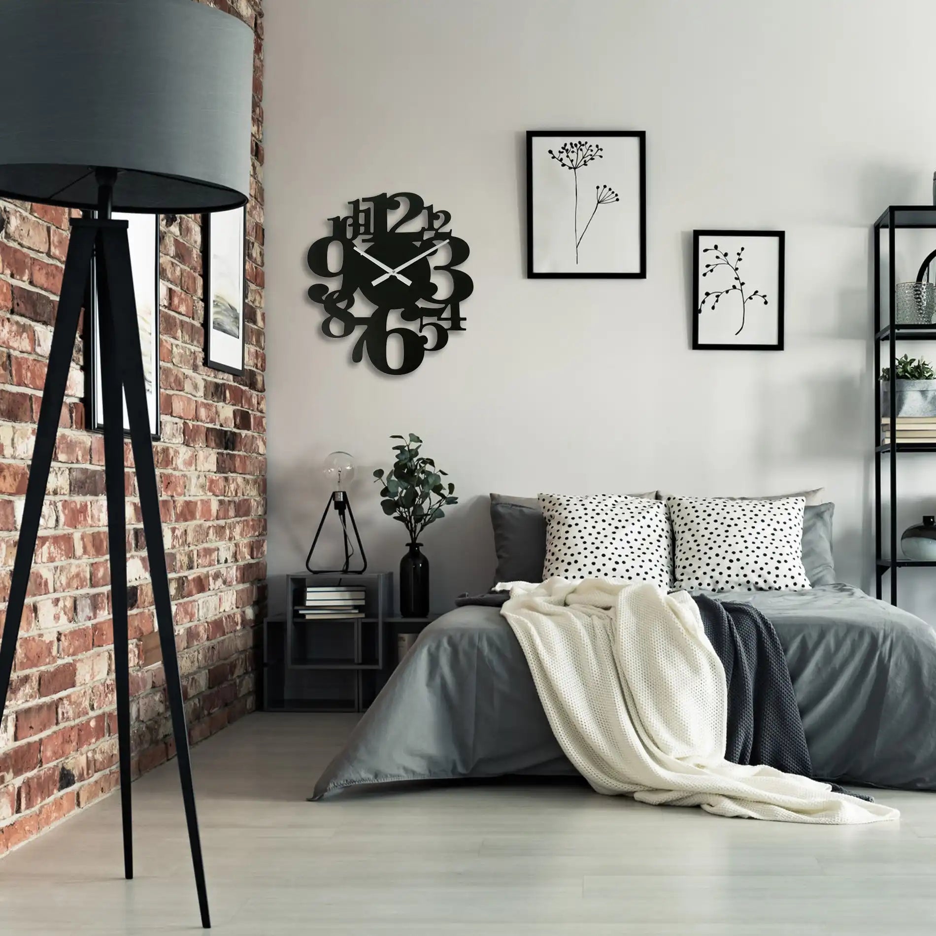 Scabiosa - Orologio da parete nero moderno con numeri sparsi