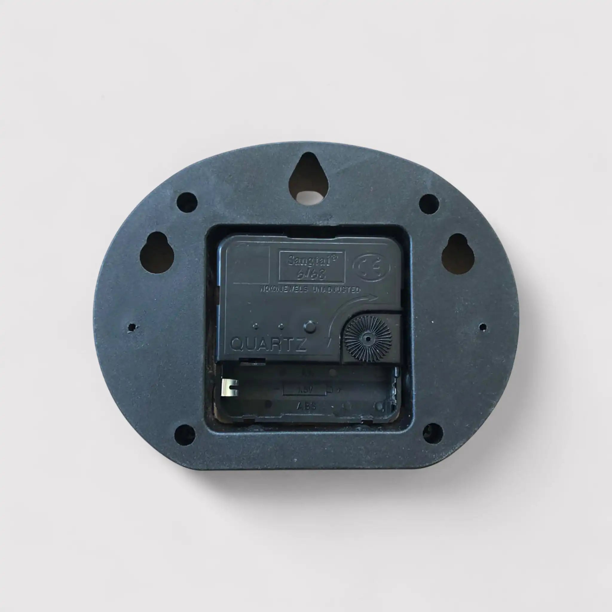 Scabiosa - Orologio da parete nero moderno con numeri sparsi